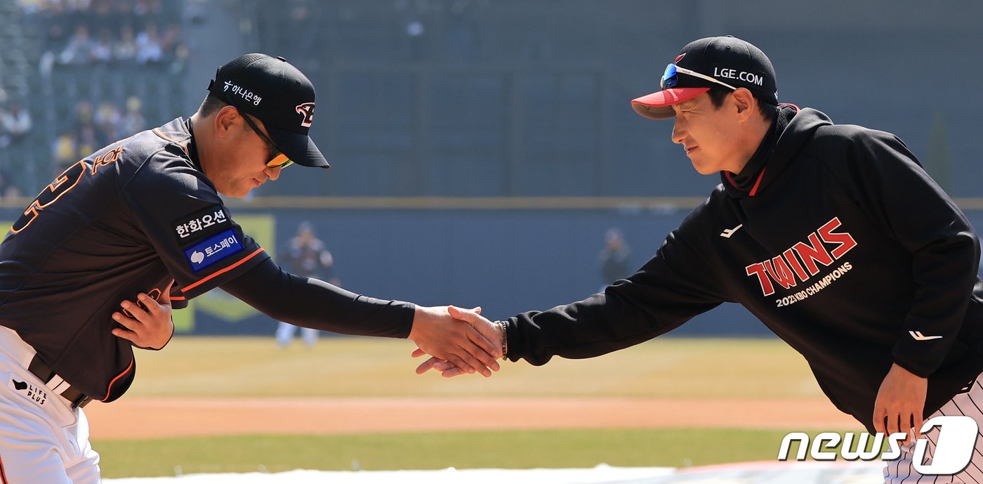 본문 이미지 - 23일 서울 송파구 잠실야구장에서 열리는 '2024 신한 SOL 뱅크 KBO리그' 공식 개막전 한화 이글스와 LG 트윈스의 경기를 앞두고 한화 최원호 감독과 LG 염경엽 감독이 악수하고 있다. 2024.3.23/뉴스1 ⓒ News1 김진환 기자