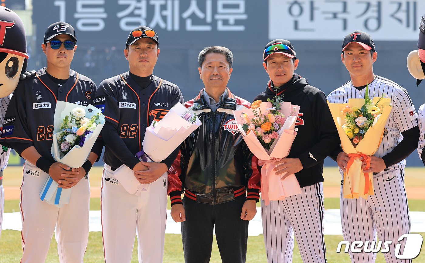 23일 서울 송파구 잠실야구장에서 열리는 &#39;2024 신한 SOL 뱅크 KBO리그&#39; 공식 개막전 한화 이글스와 LG 트윈스의 경기를 앞두고 한화 주장 채은성&#40;왼쪽부터&#41;, 최원호 감독, 김인석 LG 스포츠 대표이사, LG 염경엽 감독, 주장 오지환이 기념 촬영을 하고 있다. 2024.3.23/뉴스1 ⓒ News1 김진환 기자