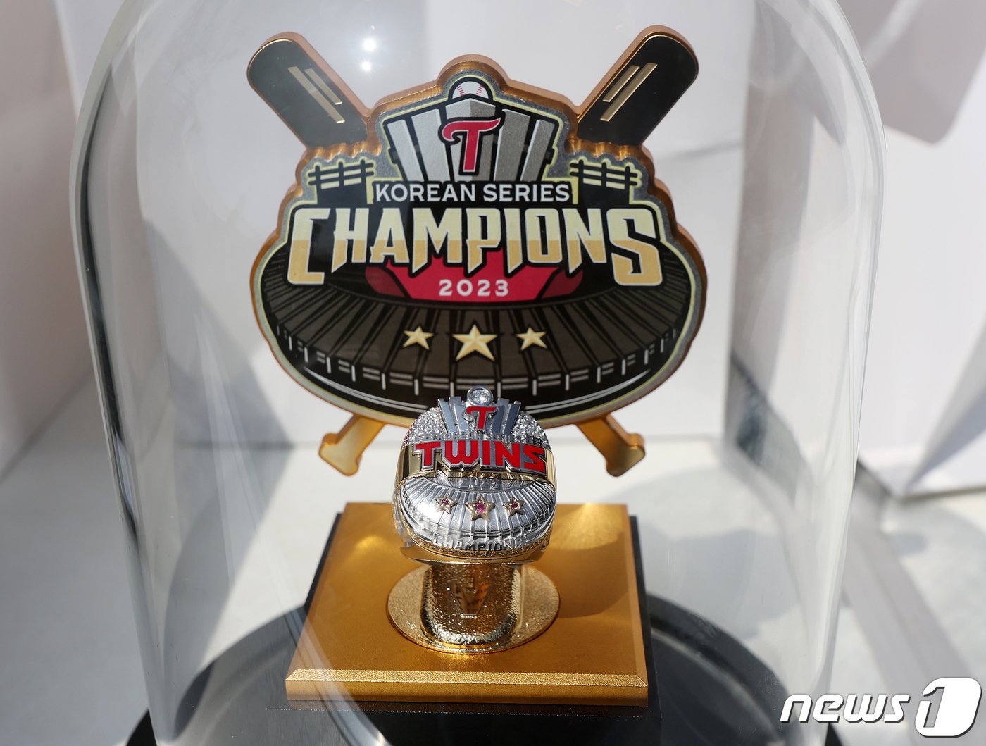 본문 이미지 - 23일 서울 송파구 잠실야구장에서 열리는 '2024 신한 SOL 뱅크 KBO리그' 공식 개막전 한화 이글스와 LG 트윈스의 경기를 앞두고 2023년 통합 챔피언을 이룬 LG 선수단에게 수여되는 우승 반지가 공개되고 있다. 2024.3.23/뉴스1 ⓒ News1 김진환 기자