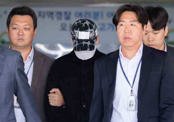 이선균 수사정보 유출한 전 경찰관 징역형…기자는 벌금형