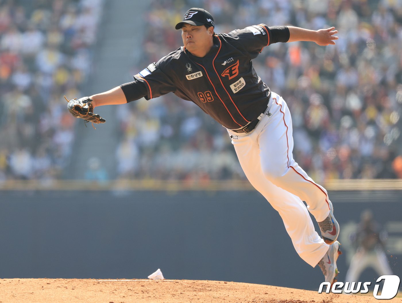 본문 이미지 - 23일 서울 송파구 잠실야구장에서 열린 '2024 신한 SOL 뱅크 KBO리그' 공식 개막전 한화 이글스와 LG 트윈스의 경기, 12년 만에 KBO리그 개막전 선발의 중책을 맡은 한화 류현진이 1회말 1사 LG 홍창기의 타구를 잡기 위해 몸을 날리고 있다. 2024.3.23/뉴스1 ⓒ News1 김진환 기자