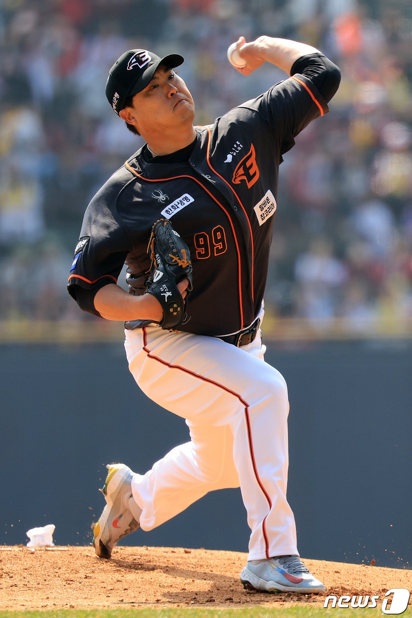 본문 이미지 - 23일 서울 송파구 잠실야구장에서 열린 '2024 신한 SOL 뱅크 KBO리그' 공식 개막전 한화 이글스와 LG 트윈스의 경기, 12년 만에 KBO리그 개막전 선발의 중책을 맡은 한화 류현진이 1회말 등판해 힘차게 공을 던지고 있다. 2024.3.23/뉴스1 ⓒ News1 김진환 기자