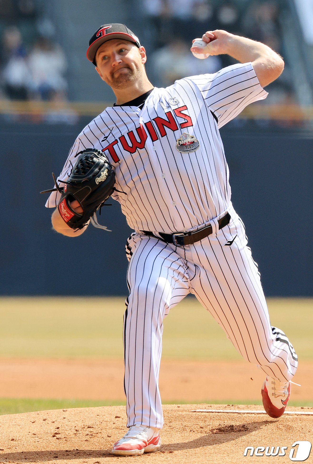 본문 이미지 - 23일 서울 송파구 잠실야구장에서 열린 '2024 신한 SOL 뱅크 KBO리그' 공식 개막전 한화 이글스와 LG 트윈스의 경기, LG 새 외국인 투수 엔스가 1회초 등판해 힘차게 공을 던지고 있다. 2024.3.23/뉴스1 ⓒ News1 김진환 기자