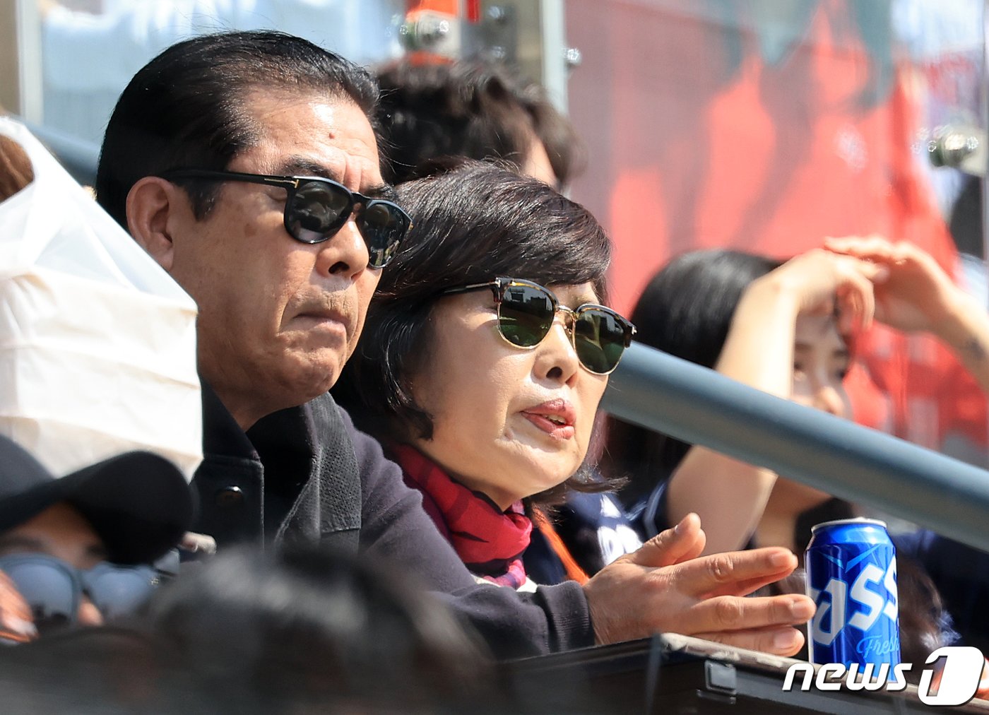 본문 이미지 - 23일 서울 송파구 잠실야구장에서 열린 '2024 신한 SOL 뱅크 KBO리그' 공식 개막전 한화 이글스와 LG 트윈스의 경기, 한화로 컴백한 류현진의 부모들이 경기를 관전하고 있다. 2024.3.23/뉴스1 ⓒ News1 김진환 기자