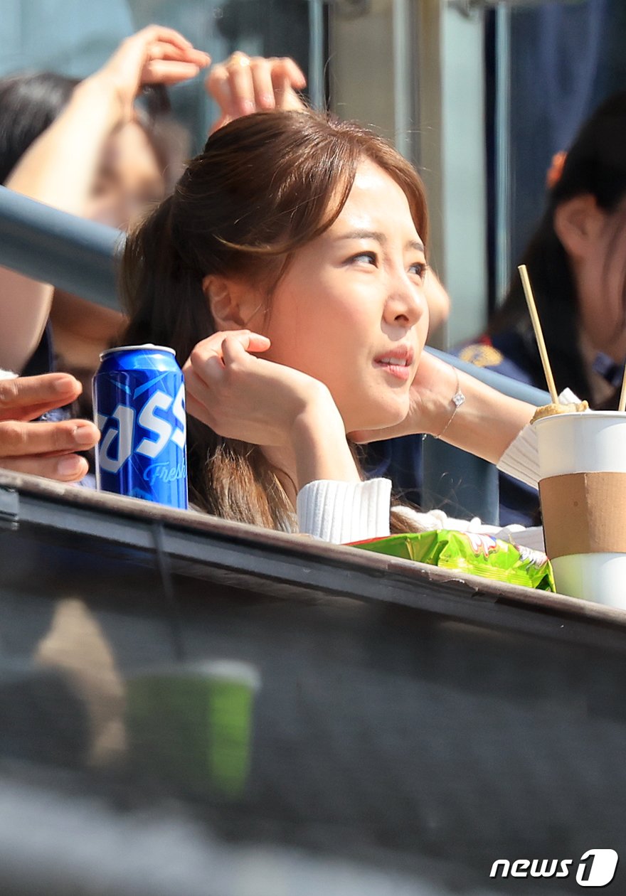 본문 이미지 - 23일 서울 송파구 잠실야구장에서 열린 '2024 신한 SOL 뱅크 KBO리그' 공식 개막전 한화 이글스와 LG 트윈스의 경기, 한화로 컴백한 류현진의 아내 배지현 아나운서가 경기를 관전하고 있다. 2024.3.23/뉴스1 ⓒ News1 김진환 기자