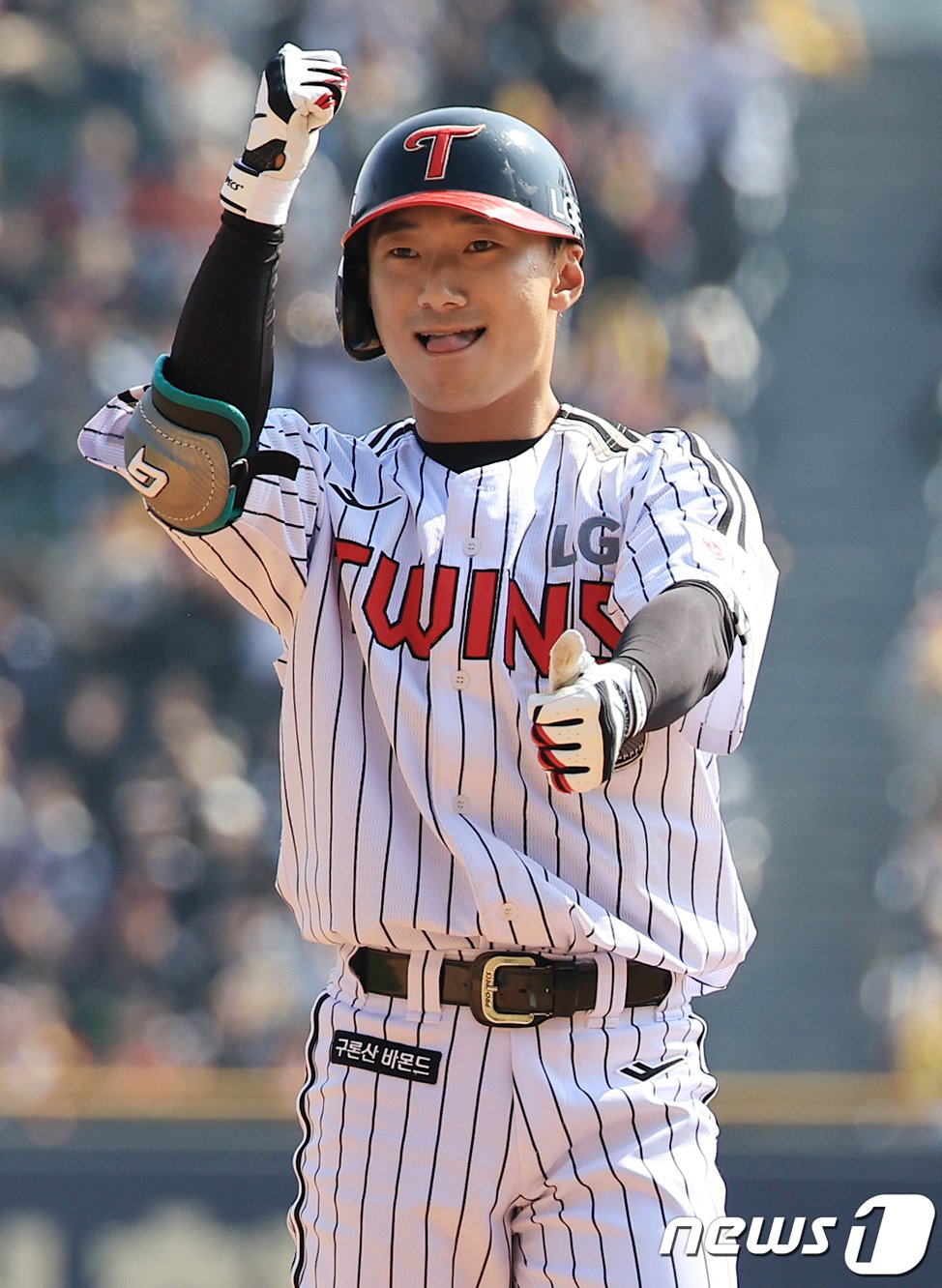 본문 이미지 - 23일 서울 송파구 잠실야구장에서 열린 '2024 신한 SOL 뱅크 KBO리그' 공식 개막전 한화 이글스와 LG 트윈스의 경기, LG 신민재가 2회말 2사 만루에서 한화 류현진을 상대로 선취 2타점 적시타를 친 뒤 세리머니를 하고 있다. 2024.3.23/뉴스1 ⓒ News1 김진환 기자