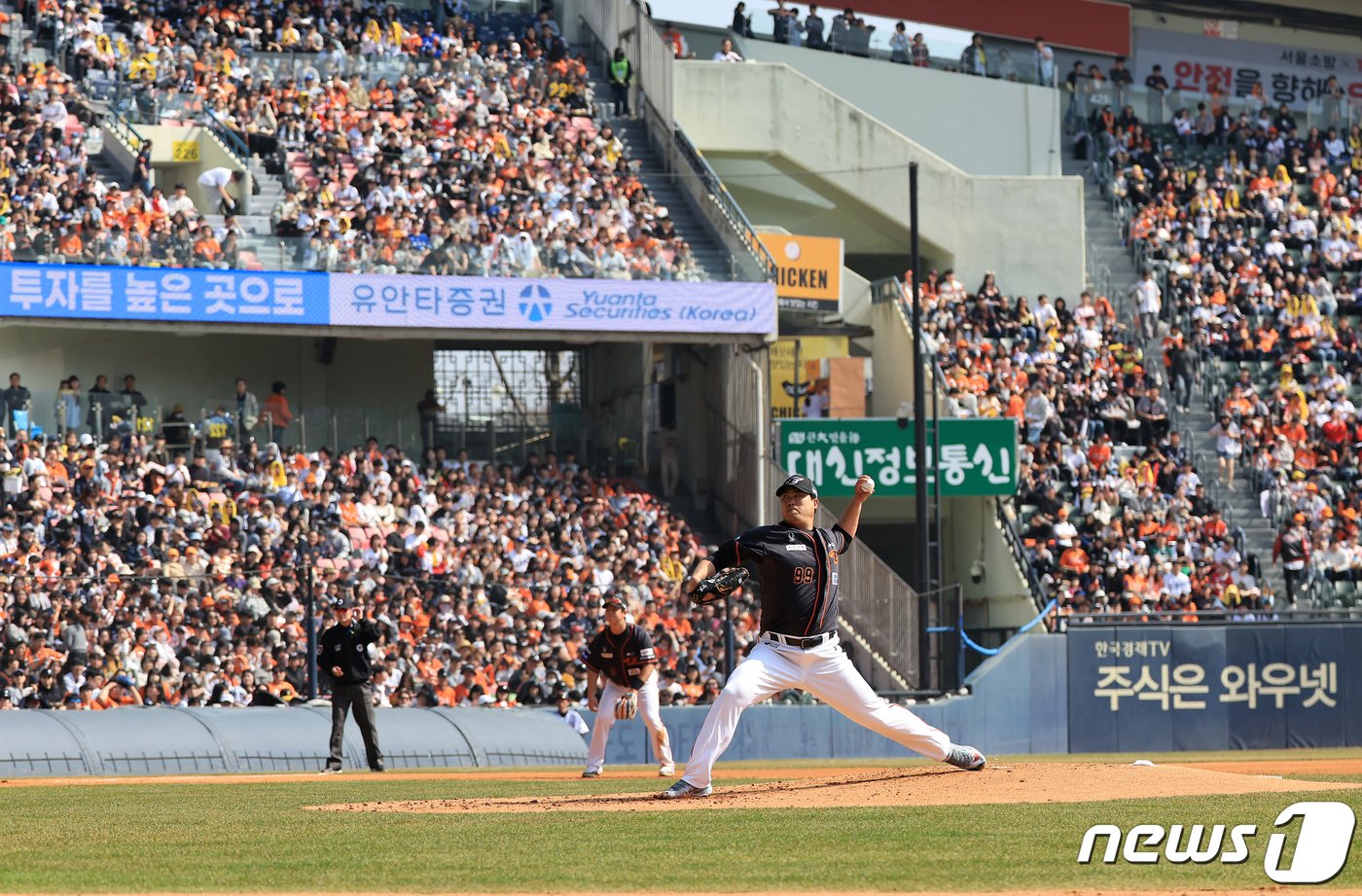 23일 서울 송파구 잠실야구장에서 열린 &#39;2024 신한 SOL 뱅크 KBO리그&#39; 공식 개막전 한화 이글스와 LG 트윈스의 경기, 한화 선발 류현진이 2회말 등판해 힘차게 공을 던지고 있다. 2024.3.23/뉴스1 ⓒ News1 김진환 기자