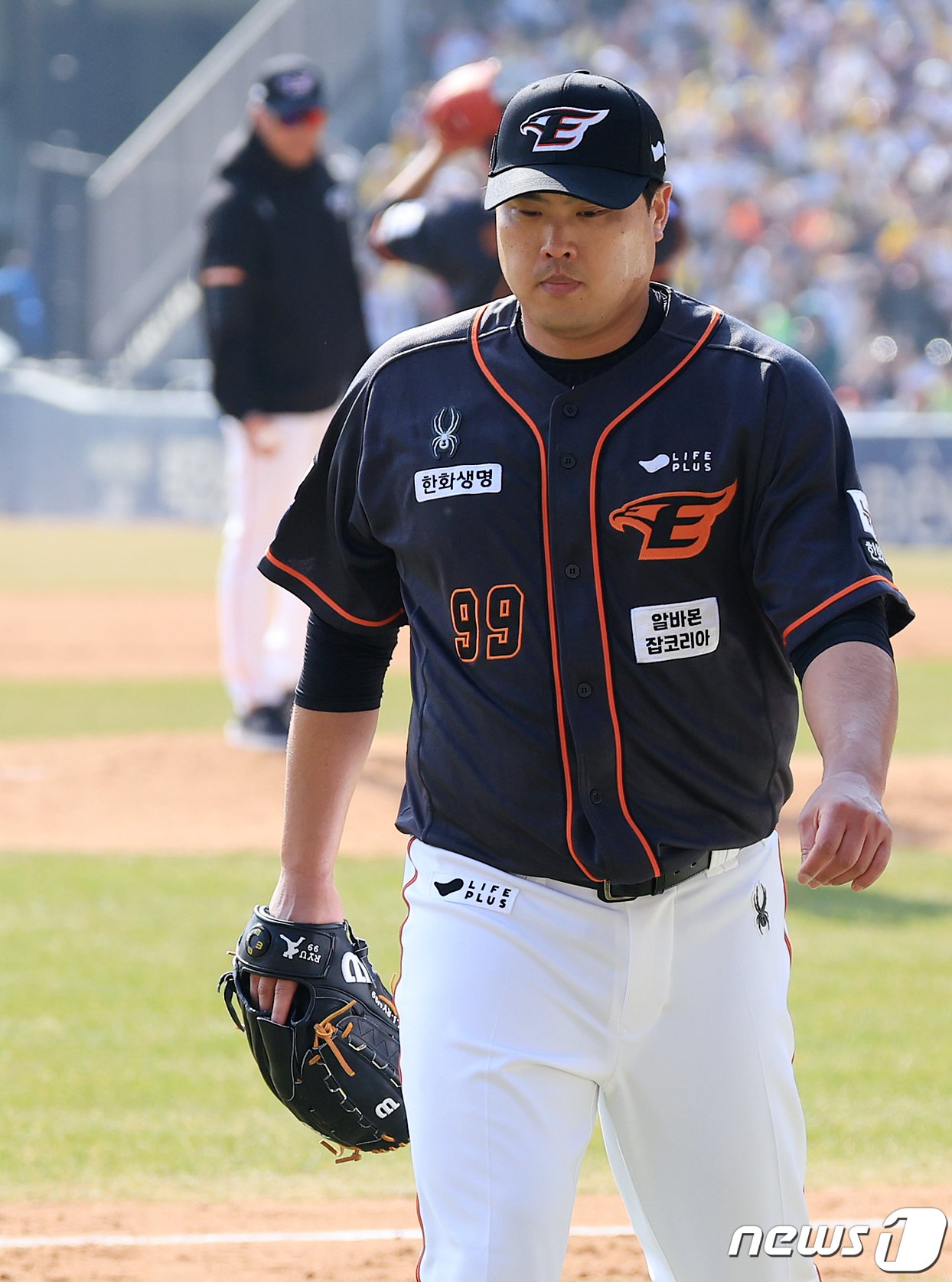 본문 이미지 - 23일 서울 송파구 잠실야구장에서 열린 '2024 신한 SOL 뱅크 KBO리그' 공식 개막전 한화 이글스와 LG 트윈스의 경기, 한화 선발 류현진이 4회말 2사 1,3루 상황에서 강판되고 있다. 이날 12년 만에 KBO리그 선발 등판한 류현진은 3.2이닝 6피안타 3사사구 5실점(2자책)을 기록하며 아쉬운 모습을 보였다. 2024.3.23/뉴스1 ⓒ News1 김진환 기자