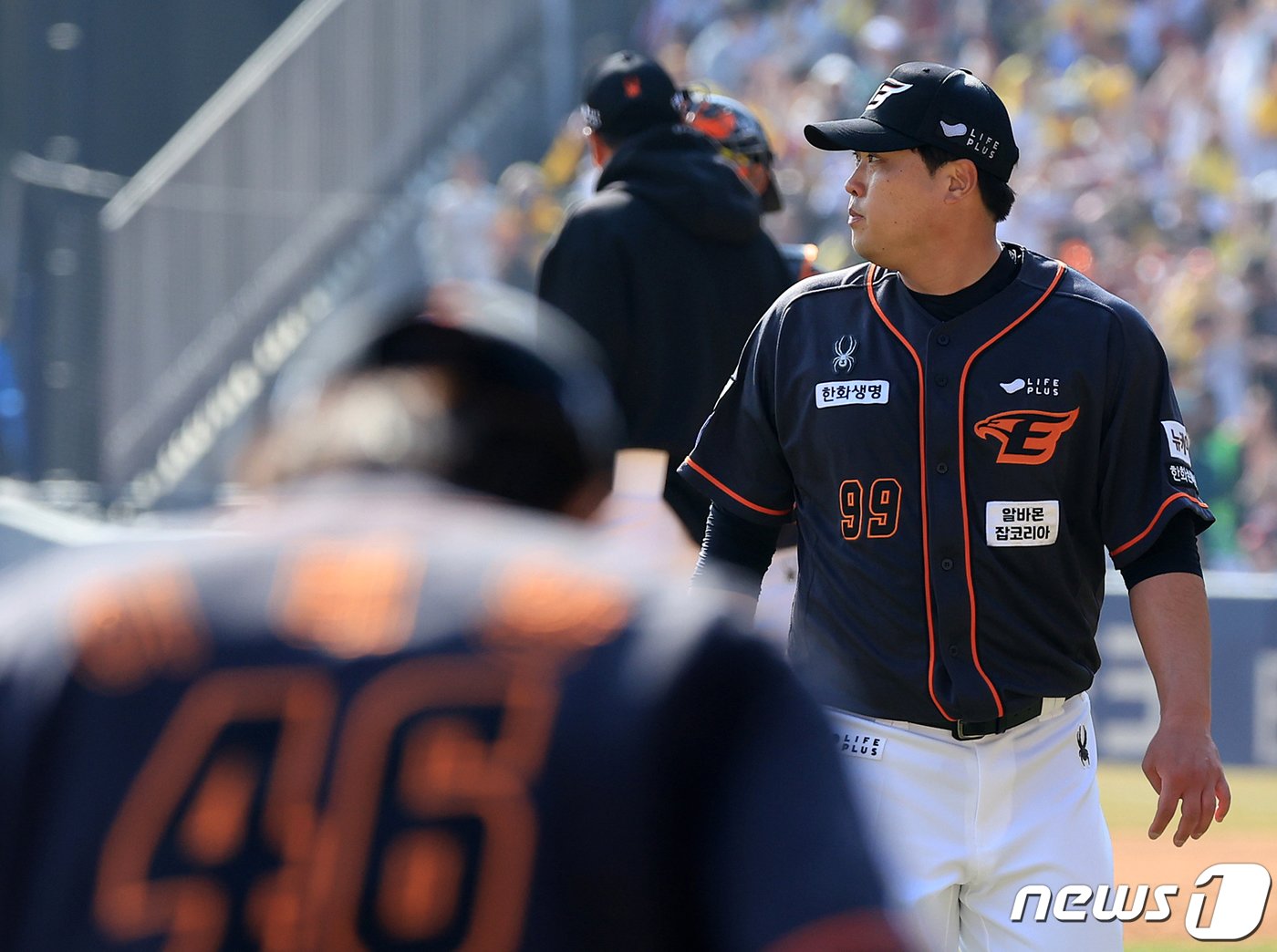 본문 이미지 - 23일 서울 송파구 잠실야구장에서 열린 '2024 신한 SOL 뱅크 KBO리그' 공식 개막전 한화 이글스와 LG 트윈스의 경기, 한화 선발 류현진이 4회말 2사 1,3루 상황에서 강판되고 있다. 2024.3.23/뉴스1 ⓒ News1 김진환 기자