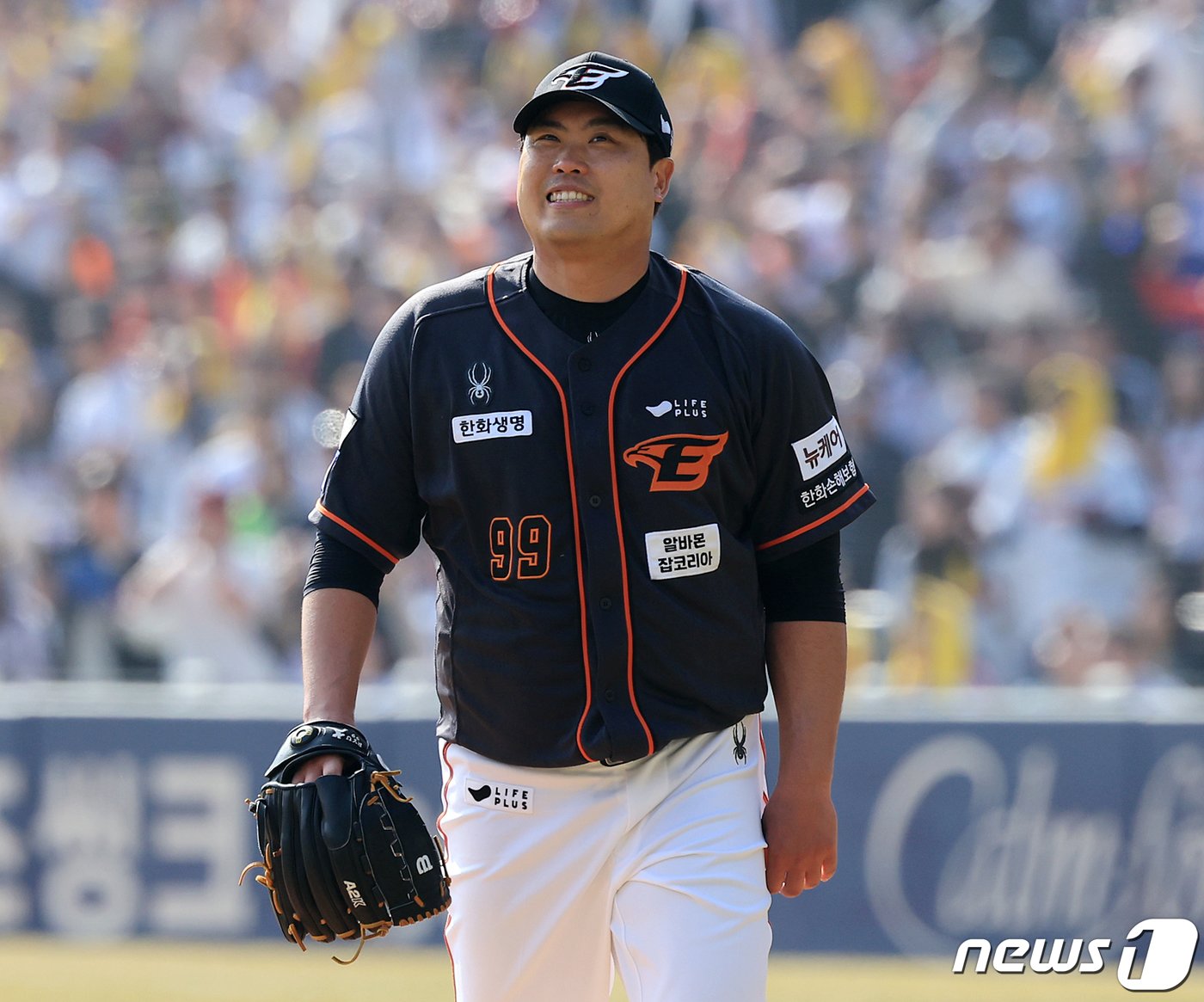 본문 이미지 - 23일 서울 송파구 잠실야구장에서 열린 '2024 신한 SOL 뱅크 KBO리그' 공식 개막전 한화 이글스와 LG 트윈스의 경기, 한화 선발 류현진이 4회말 2사 1루에서 LG 김현수에게 안타를 허용한 뒤 아쉬워하고 있다. 2024.3.23/뉴스1 ⓒ News1 김진환 기자