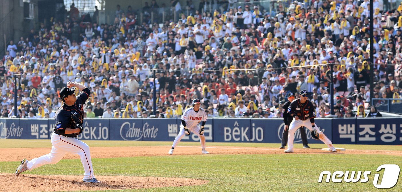 본문 이미지 - 23일 서울 송파구 잠실야구장에서 열린 '2024 신한 SOL 뱅크 KBO리그' 공식 개막전 한화 이글스와 LG 트윈스의 경기, 한화 선발 류현진이 4회말 힘차게 공을 던지고 있다. 2024.3.23/뉴스1 ⓒ News1 김진환 기자