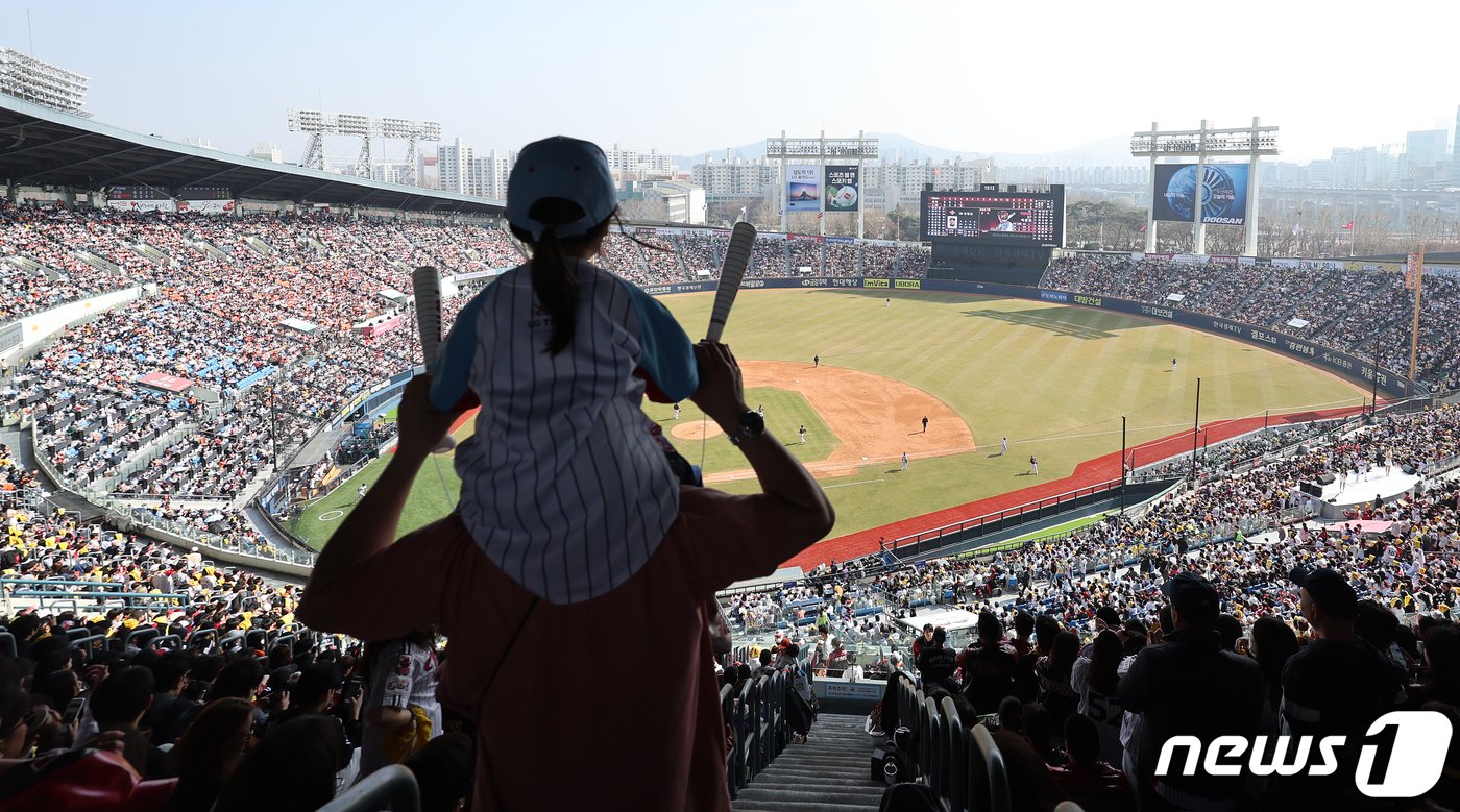 본문 이미지 - 23일 서울 송파구 잠실야구장에서 열린 '2024 신한 SOL 뱅크 KBO리그' 공식 개막전 한화 이글스와 LG 트윈스의 경기를 찾은 야구팬들이 열정적인 응원을 펼치고 있다. 2024.3.23/뉴스1 ⓒ News1 김진환 기자