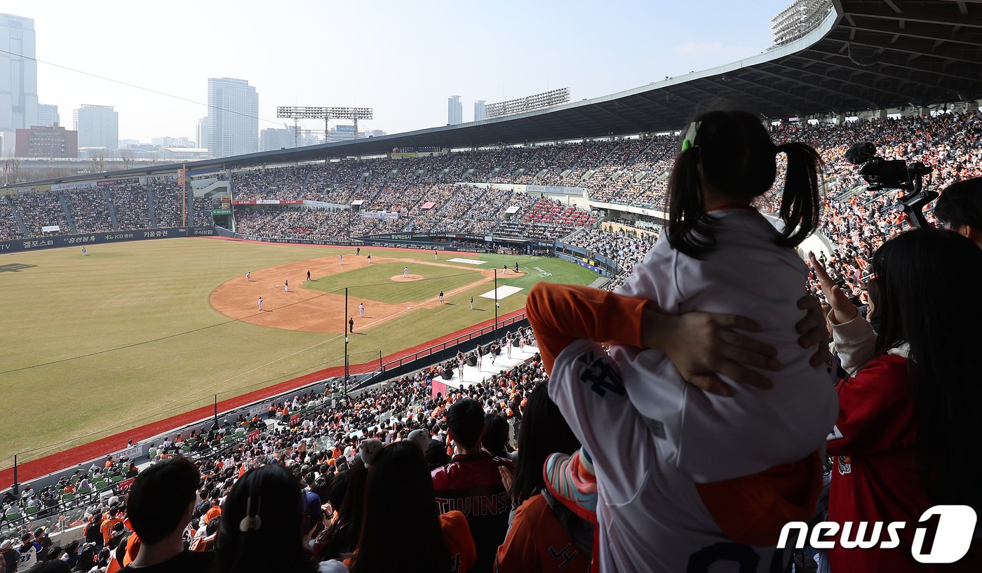 본문 이미지 - 23일 서울 송파구 잠실야구장에서 열린 '2024 신한 SOL 뱅크 KBO리그' 공식 개막전 한화 이글스와 LG 트윈스의 경기를 찾은 야구팬들이 열정적인 응원을 펼치고 있다. 2024.3.23/뉴스1 ⓒ News1 김진환 기자