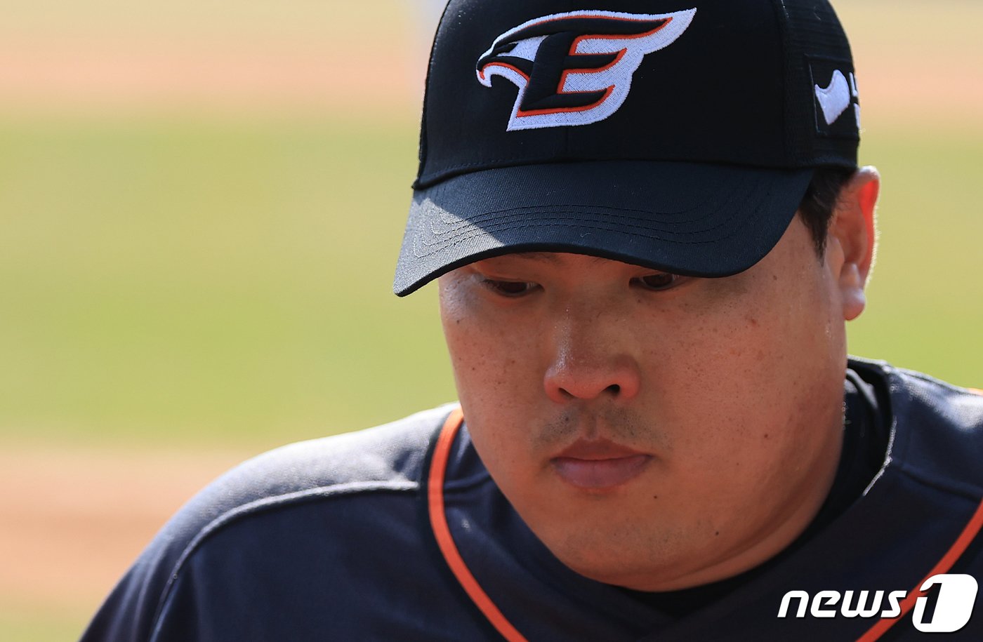 본문 이미지 - 23일 서울 송파구 잠실야구장에서 열린 '2024 신한 SOL 뱅크 KBO리그' 공식 개막전 한화 이글스와 LG 트윈스의 경기, 한화 선발 류현진이 4회말 2사 1,3루에서 강판되고 있다. 2024.3.23/뉴스1 ⓒ News1 김진환 기자