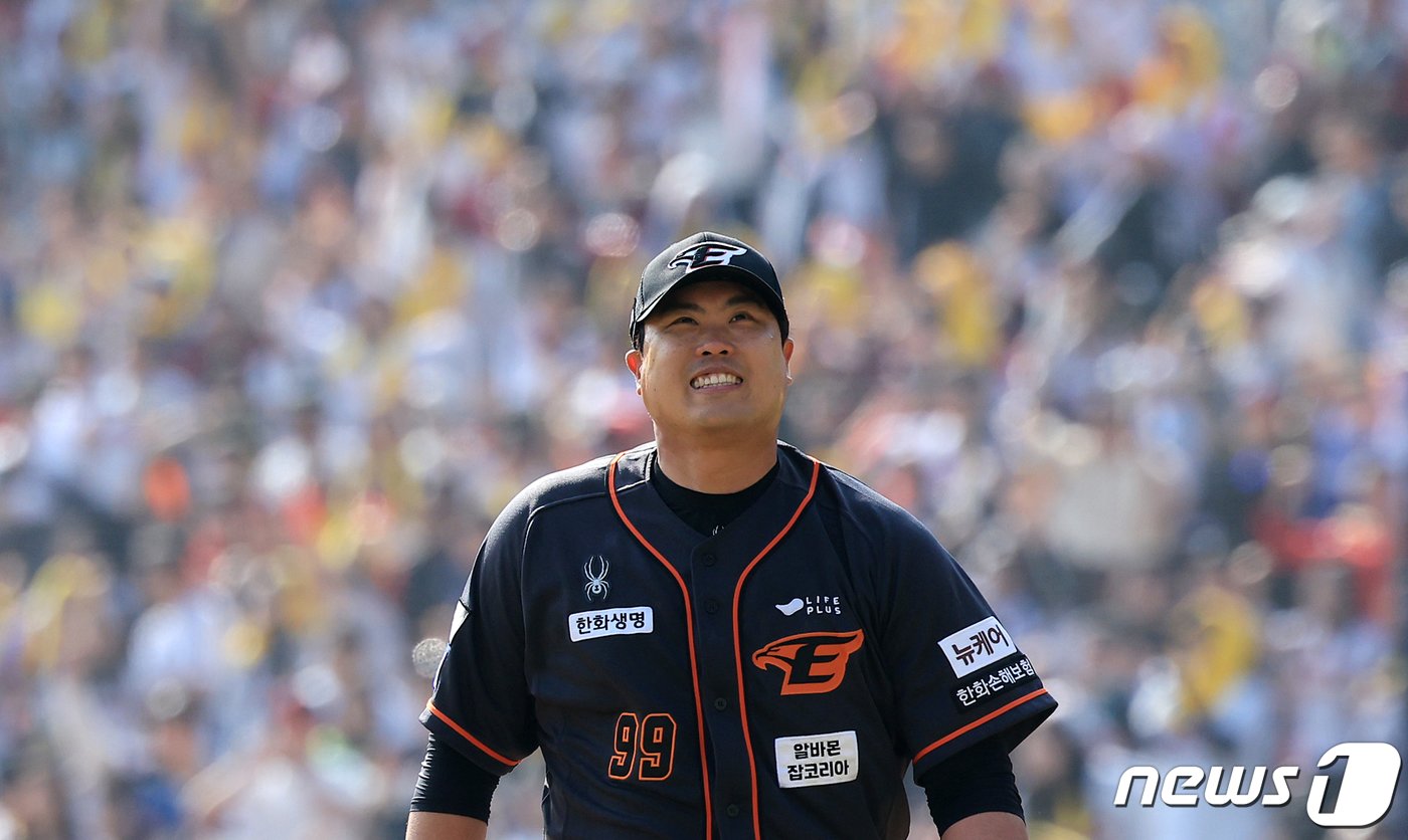 본문 이미지 - 23일 서울 송파구 잠실야구장에서 열린 '2024 신한 SOL 뱅크 KBO리그' 공식 개막전 한화 이글스와 LG 트윈스의 경기, 한화 선발 류현진이 4회말 2사 1루에서 LG 김현수에게 안타를 허용한 뒤 아쉬워하고 있다. 2024.3.23/뉴스1 ⓒ News1 김진환 기자