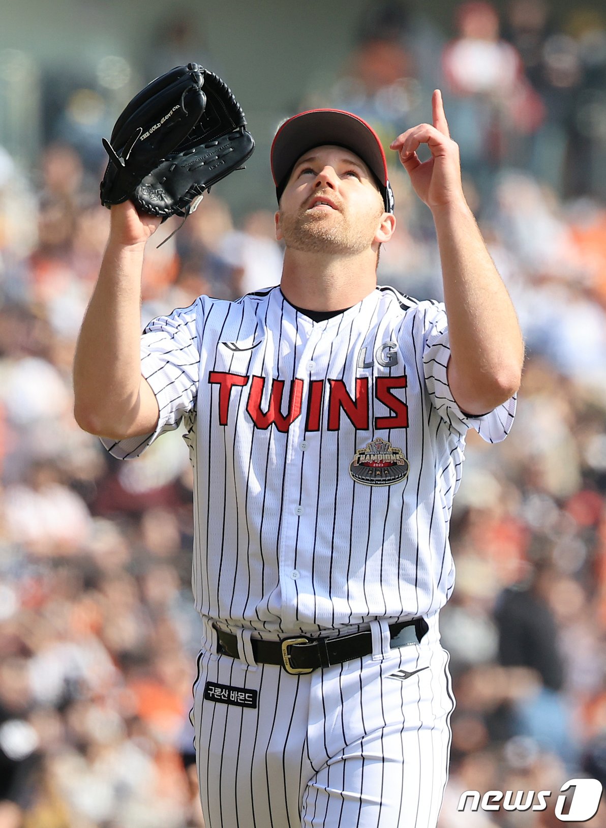 본문 이미지 - 23일 서울 송파구 잠실야구장에서 열린 '2024 신한 SOL 뱅크 KBO리그' 공식 개막전 한화 이글스와 LG 트윈스의 경기, LG 선발 엔스가 3회초 한화 노시환을 삼진 처리하며 이닝을 마친 뒤 더그아웃으로 향하고 있다. 2024.3.23/뉴스1 ⓒ News1 김진환 기자