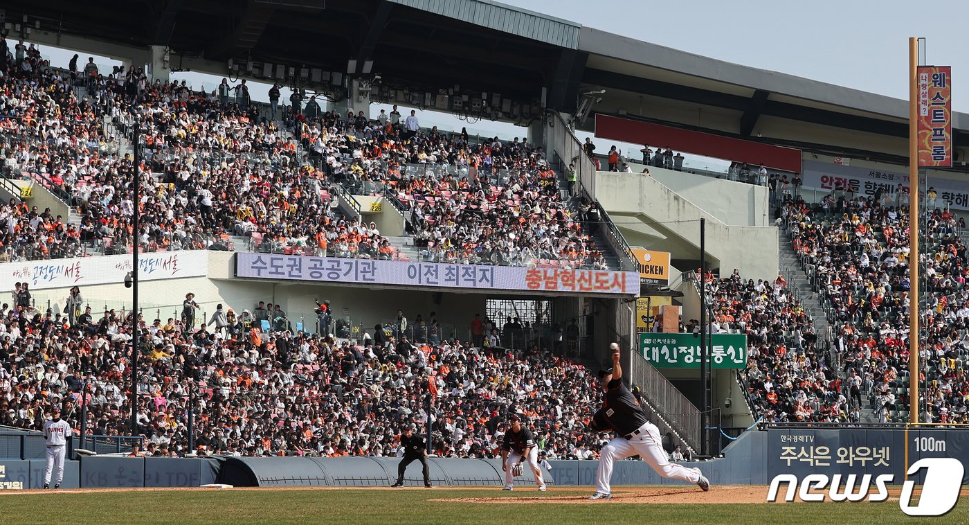 23일 서울 송파구 잠실야구장에서 열린 &#39;2024 신한 SOL 뱅크 KBO리그&#39; 공식 개막전 한화 이글스와 LG 트윈스의 경기, 한화 선발 류현진이 역투를 펼치고 있다. 2024.3.23/뉴스1 ⓒ News1 김진환 기자