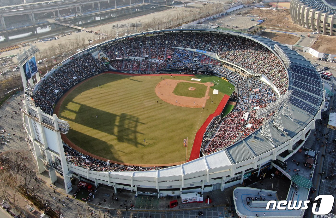 본문 이미지 - 23일 서울 송파구 잠실야구장에서 열린 '2024 신한 SOL 뱅크 KBO리그' 공식 개막전 한화 이글스와 LG 트윈스의 경기를 찾은 야구팬들이 열정적인 응원을 펼치고 있다.2024.3.23/뉴스1 ⓒ News1 김진환 기자