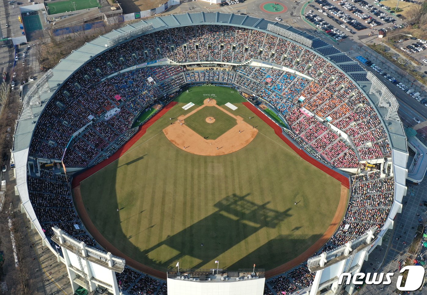 본문 이미지 - 23일 서울 송파구 잠실야구장에서 열린 '2024 신한 SOL 뱅크 KBO리그' 공식 개막전 한화 이글스와 LG 트윈스의 경기를 찾은 야구팬들이 열정적인 응원을 펼치고 있다. 2024.3.23/뉴스1 ⓒ News1 김진환 기자
