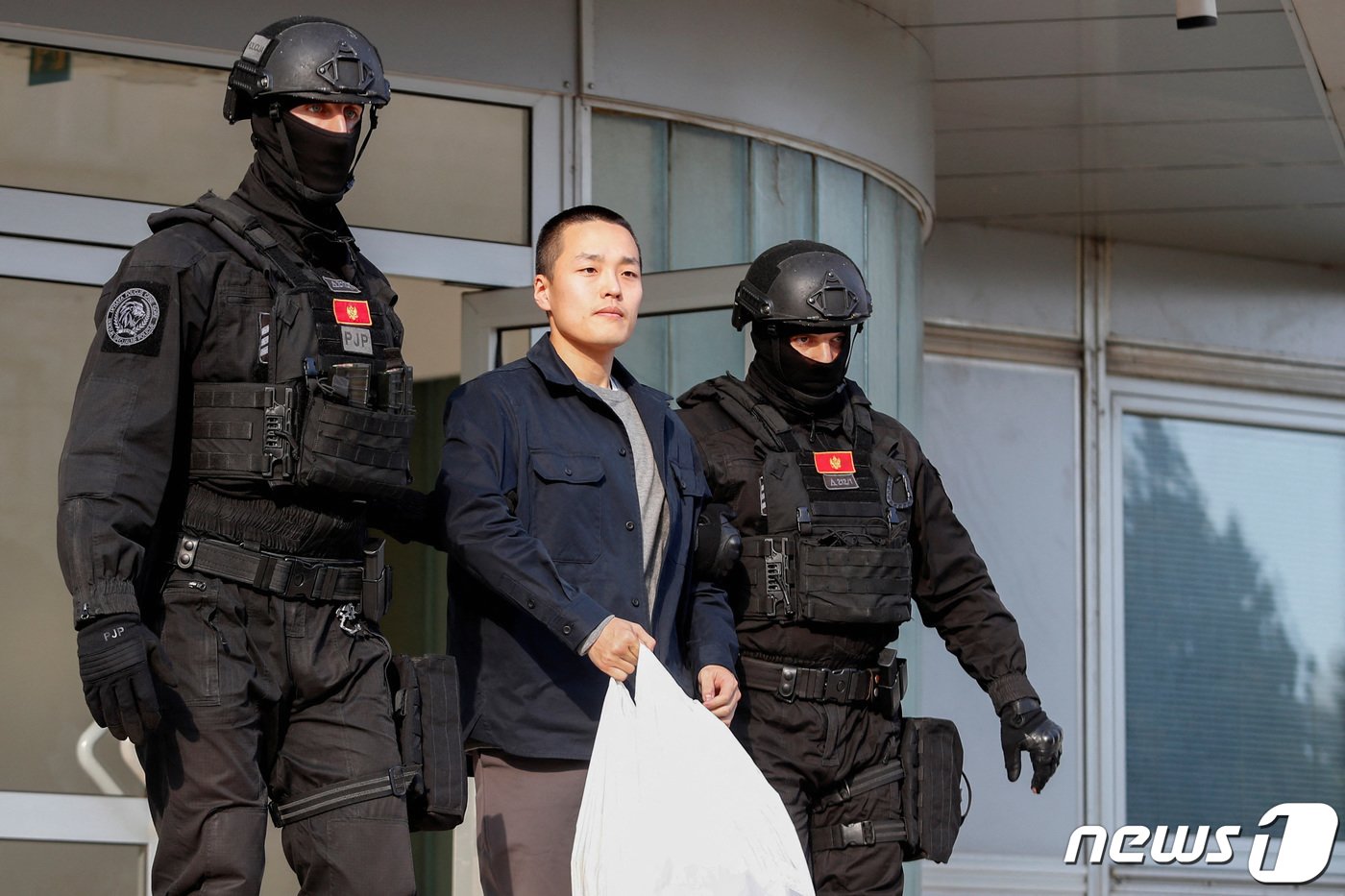 본문 이미지 - 위조 여권 소지 혐의로 형을 선고받았던 테라폼랩스 대표 권도형(32) 씨가 23일(현지시간) 몬테네그로 교도소에서 형을 마치고 출소하고 있다. 2024.03.24 ⓒ 로이터=뉴스1 ⓒ News1 조소영 기자