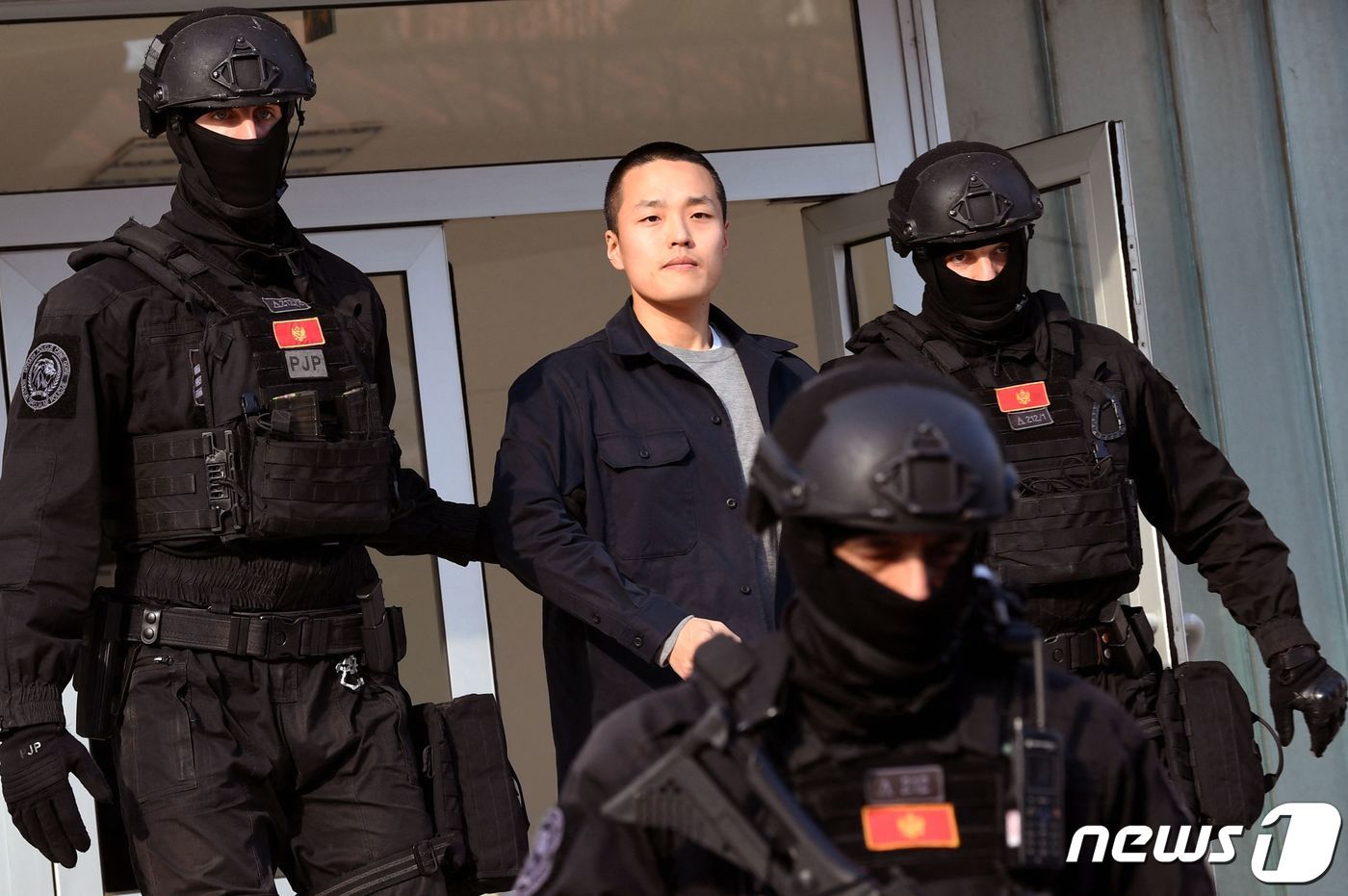 본문 이미지 - 몬테네그로 교도소에서 암호화폐 &#39;테라·루나&#39; 폭락 사태의 핵심 인물로 꼽히는 테라폼랩스 대표 권도형&#40;32&#41; 씨가 출소할 당시의 모습. 2024.03.24 ⓒ AFP=뉴스1 ⓒ News1 조소영 기자