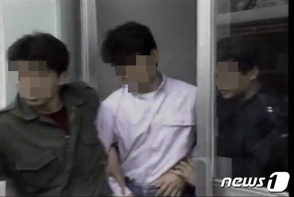 본문 이미지 -  1992년 1월, 검찰 고위 사무직 공무원을 살해한 혐의로 체포된 김진관. (KBS갈무리) ⓒ 뉴스1 
