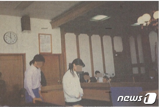 1992년 9월 24일 서울고법에서 열린 항소심 결심공판을 위해 법정에 들어선 김보은(오른쪽)과 김진관. (경향신문 갈무리) © 뉴스1 