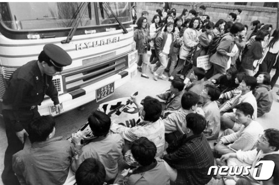  1992년 4월 4일  청주지법 충주지원이 김보은 징역 5년, 김진관 징역 7년형을 내리자 동료 학생들이 '그들은 죄가 없다'며 호송차를 가로막고 연좌농성을 펼치고 있다. (한겨레 갈무리) © 뉴스1