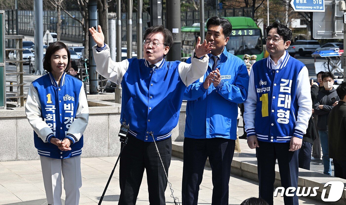 본문 이미지 - 이재명 대통령이 더불어민주당 상임공동선거대책위원장을 역임하던 지난 2024년 3월 서울 강남구 수서역 인근을 방문해 시민들을 향해 발언하고 있다. 왼쪽부터 박경미 당시 강남구병 후보, 이 선대위원장, 강청희 국민건강보험공단 이사장(강남구을 후보), 김태형 강남구갑 후보. (공동취재)ⓒ 뉴스1 김도우 기자