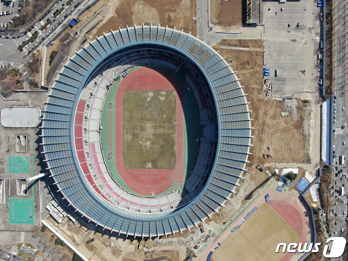 (서울=뉴스1) 김진환 기자 = 24일 오후 서울 송파구 잠실종합운동장 올림픽주경기장에서 리모델링 공사가 진행되고 있다.지난 1988년 서울 올림픽 개최 이후 40여년 만에 리모델 …