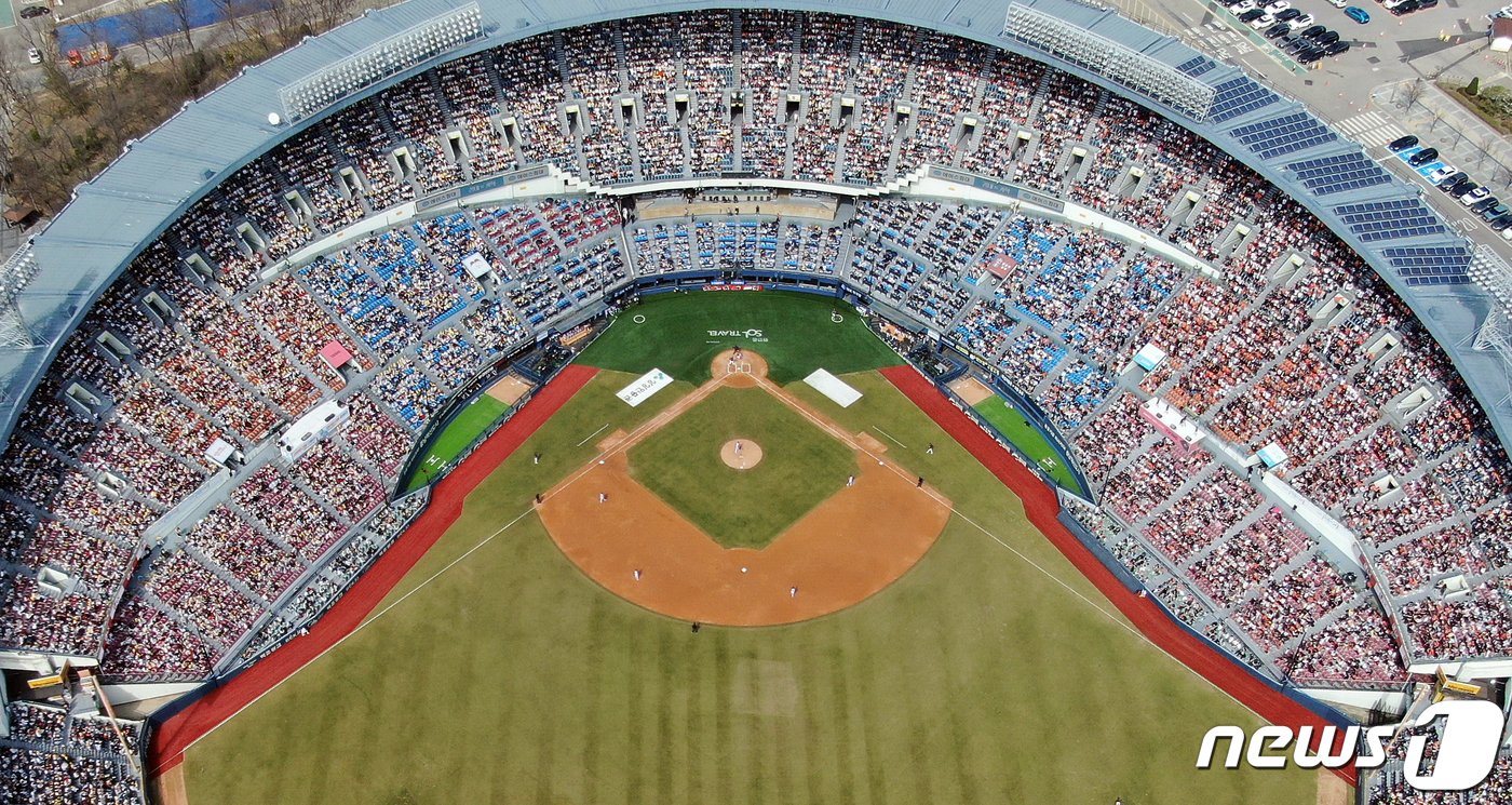 본문 이미지 - 24일 서울 송파구 잠실야구장에서 열린 '2024 신한 SOL 뱅크 KBO리그' 한화 이글스와 LG 트윈스의 경기를 찾은 야구팬들이 열정적인 응원을 펼치고 있다. 2024.3.24/뉴스1 ⓒ News1 김진환 기자