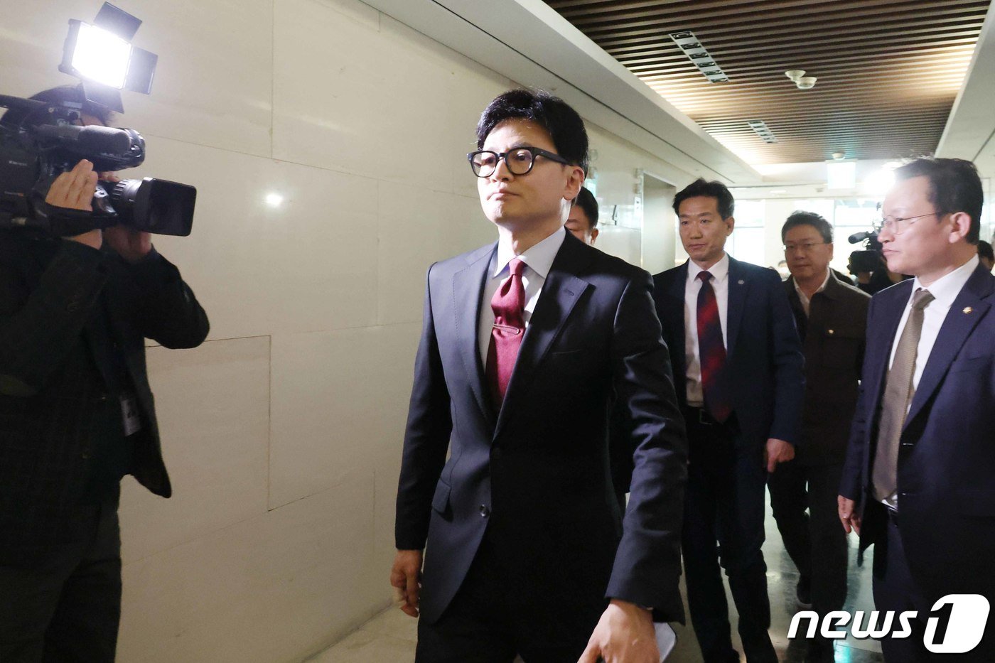 본문 이미지 - 한동훈 국민의힘 비상대책위원장이 24일 오후 서울 서대문구 신촌 세브란스병원에서 열린 전국의대교수협의회 회장단 간담회에 참석하고 있다.(공동취재) 2024.3.24/뉴스1 ⓒ News1 임세영 기자