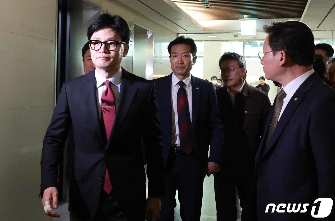 본문 이미지 - 한동훈 국민의힘 비상대책위원장이 24일 오후 서울 서대문구 신촌 세브란스병원에서 열린 전국의대교수협의회 회장단 간담회에 참석하고 있다.(공동취재) 2024.3.24/뉴스1 ⓒ News1 임세영 기자
