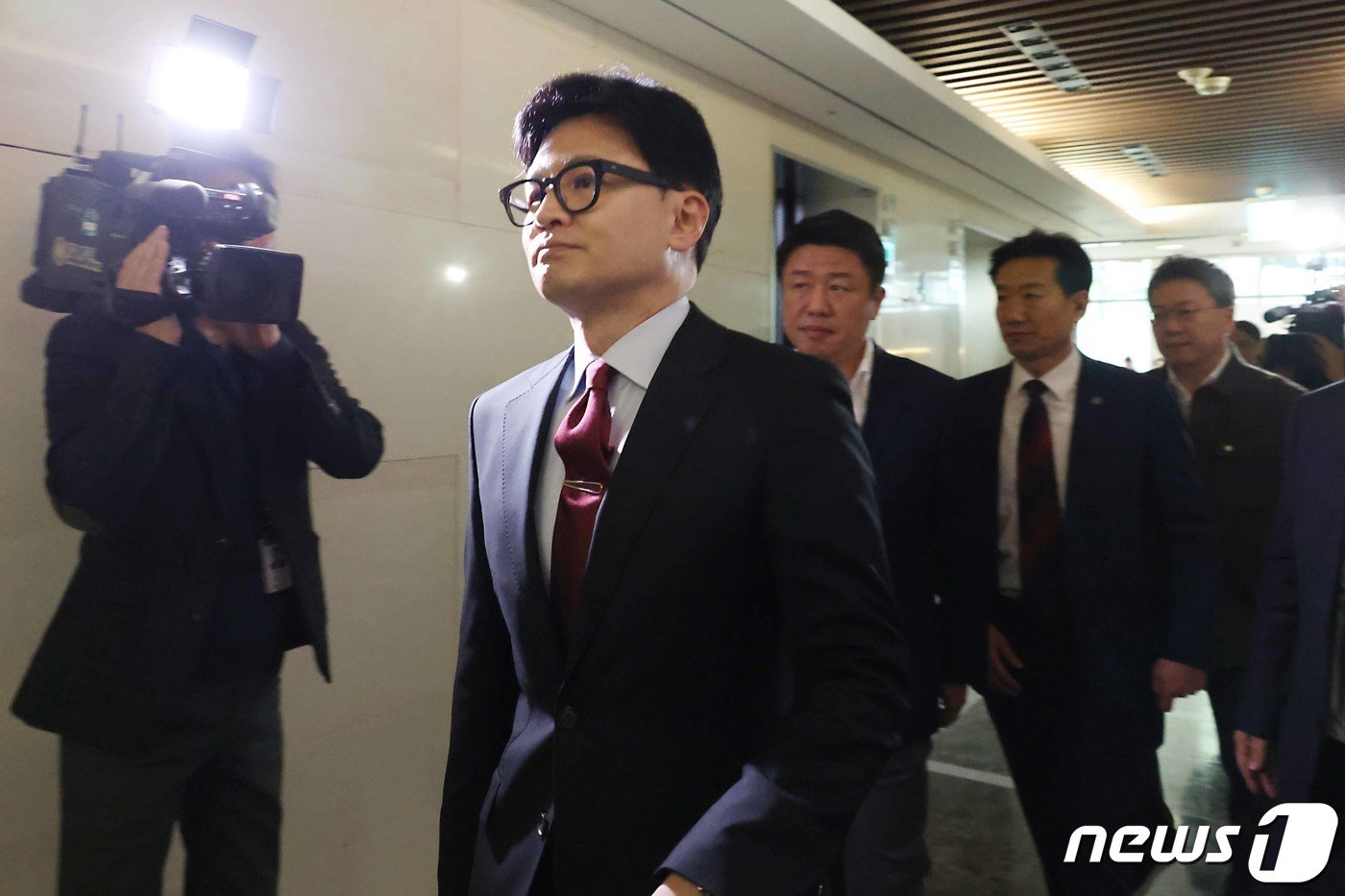 본문 이미지 - 한동훈 국민의힘 비상대책위원장이 24일 오후 서울 서대문구 신촌 세브란스병원에서 열린 전국의대교수협의회 회장단 간담회에 참석하고 있다.(공동취재) 2024.3.24/뉴스1 ⓒ News1 임세영 기자
