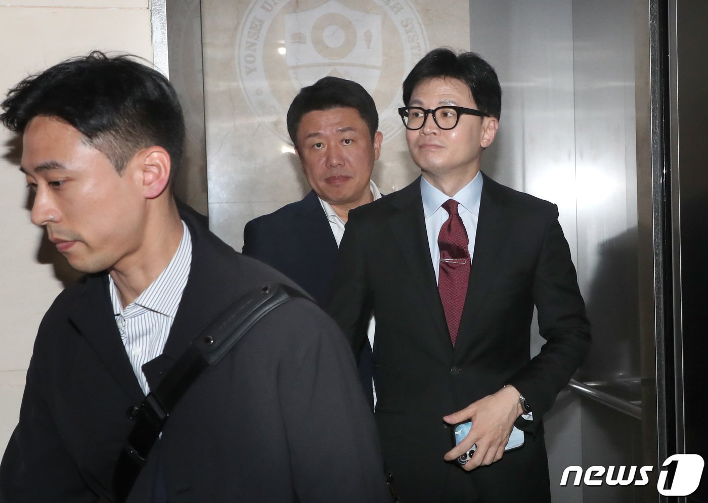 본문 이미지 - 한동훈 국민의힘 비상대책위원장이 24일 오후 서울 서대문구 신촌 세브란스병원에서 열린 전국의대교수협의회 회장단 간담회에 참석하고 있다. (공동취재) 2024.3.24/뉴스1 ⓒ News1 임세영 기자