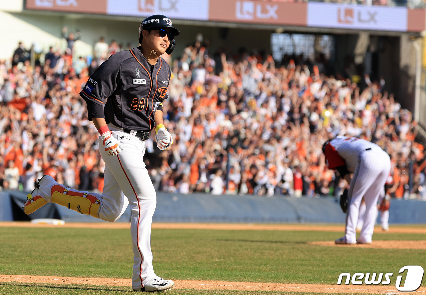 (서울=뉴스1) 김진환 기자 = 24일 서울 송파구 잠실야구장에서 열린 '2024 신한 SOL 뱅크 KBO리그' 한화 이글스와 LG 트윈스의 경기, 한화 채은성이 8회초 2사 1, …