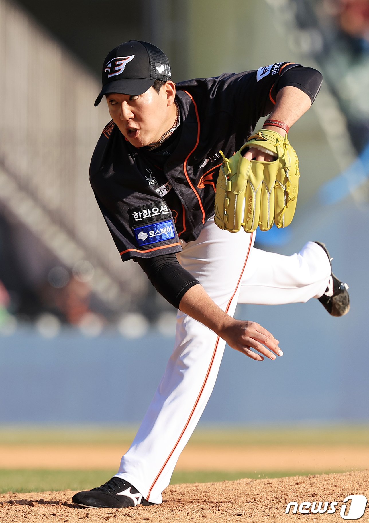 본문 이미지 - 24일 서울 송파구 잠실야구장에서 열린 '2024 신한 SOL 뱅크 KBO리그' 한화 이글스와 LG 트윈스의 경기, 한화 박상원이 9회말 등판해 힘차게 공을 던지고 있다. 2024.3.24/뉴스1 ⓒ News1 김진환 기자