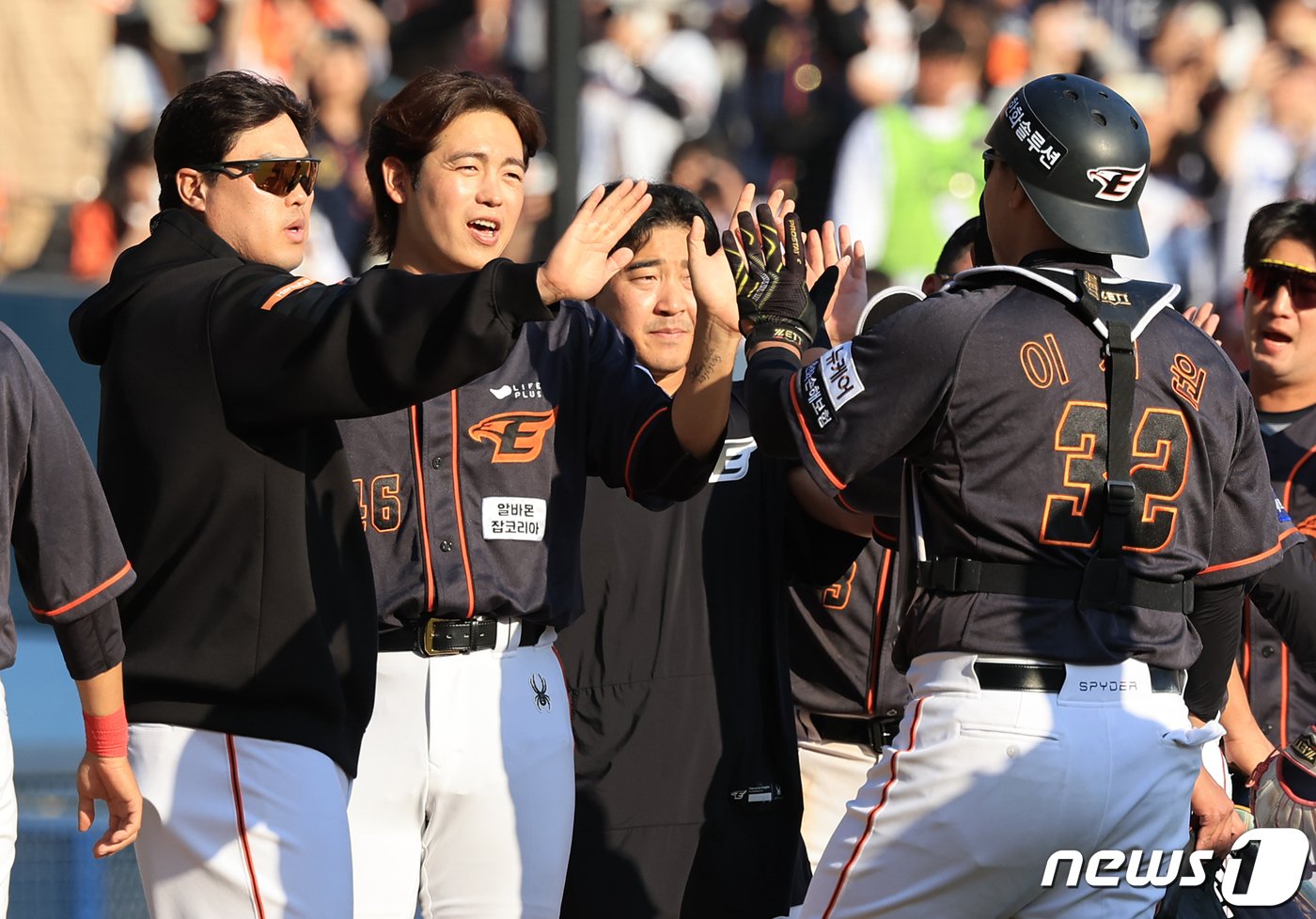본문 이미지 - 24일 서울 송파구 잠실야구장에서 열린 '2024 신한 SOL 뱅크 KBO리그' 한화 이글스와 LG 트윈스의 경기, 8대4 승리를 거두며 어제 패배를 설욕한 한화 류현진이 선수들과 기쁨의 하이파이브를 하고 있다. 2024.3.24/뉴스1 ⓒ News1 김진환 기자