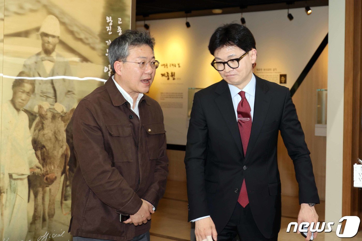 본문 이미지 - 한동훈 국민의힘 비상대책위원장이 24일 오후 서울 서대문구 신촌 세브란스병원에서 열린 전국의대교수협의회 회장단 간담회를 마치고 취재진의 질문에 답한 뒤 자리를 떠나고 있다.(공동취재) 2024.3.24/뉴스1 ⓒ News1 임세영 기자