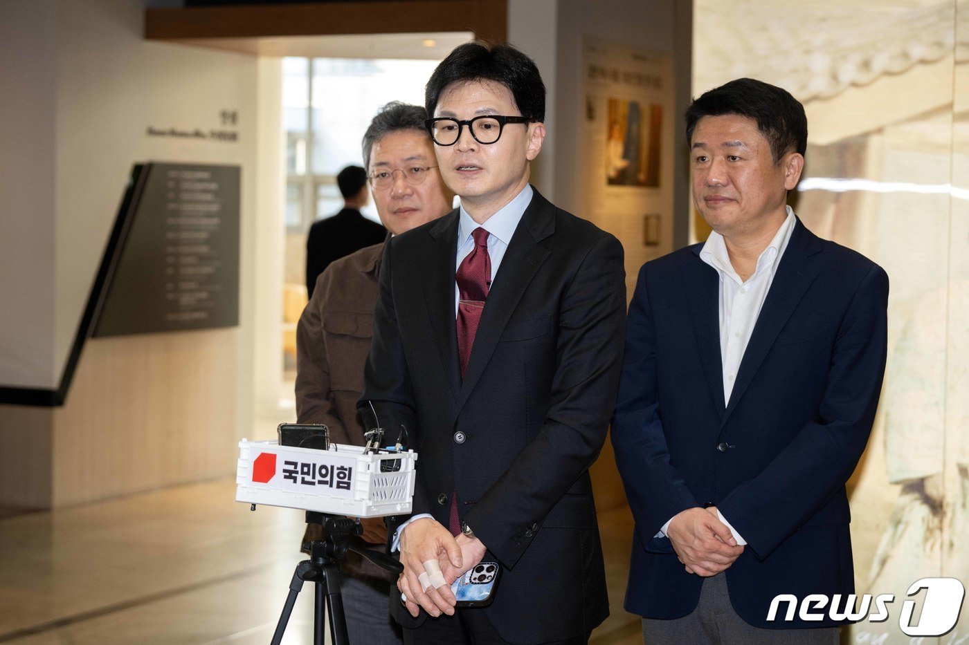 본문 이미지 - 한동훈 국민의힘 비상대책위원장이 24일 오후 서울 서대문구 신촌 세브란스병원에서 열린 전국의대교수협의회 회장단 간담회를 마친 뒤 취재진의 질문에 답하고 있다.(공동취재) 2024.3.24/뉴스1 ⓒ News1 임세영 기자