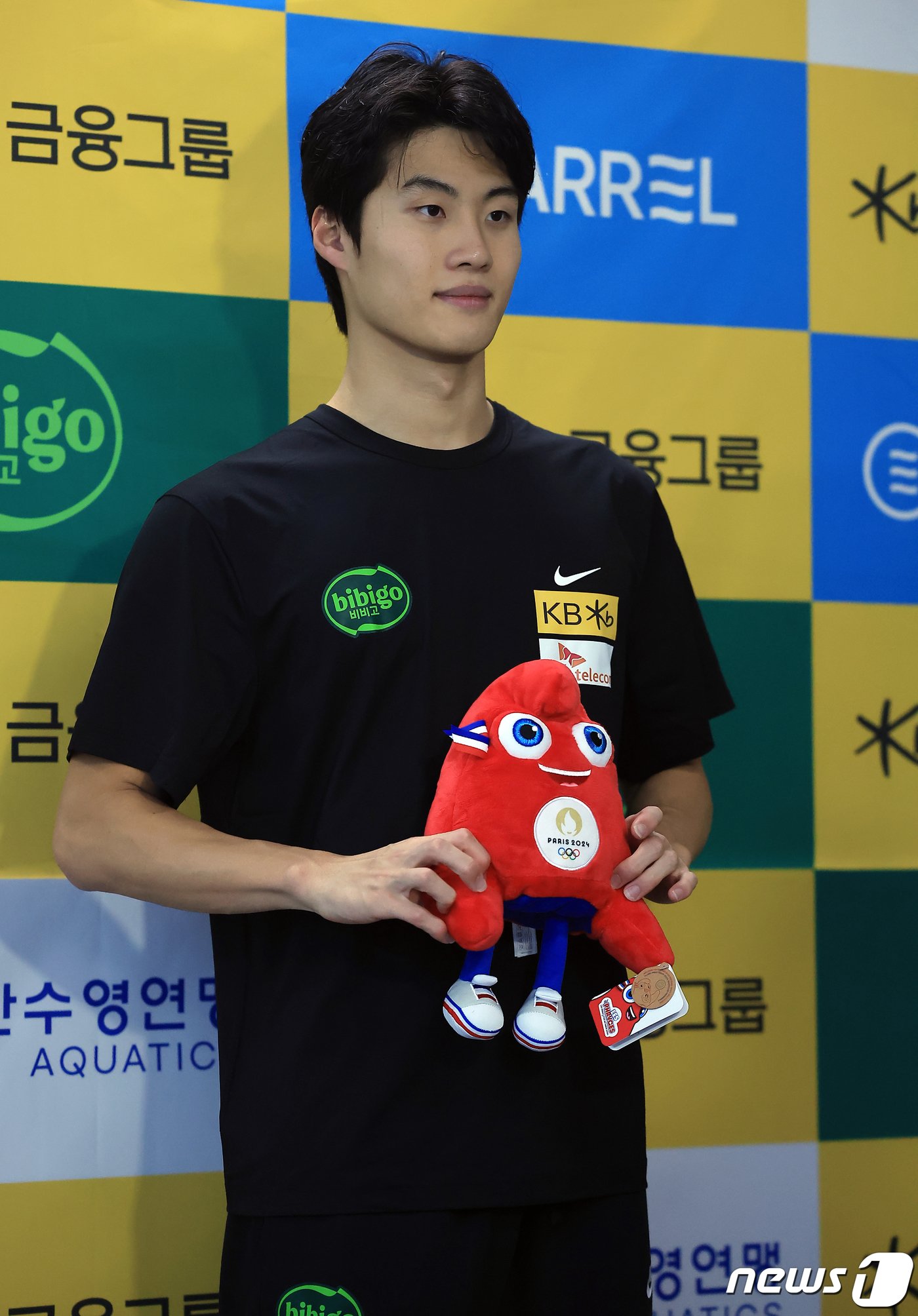 본문 이미지 - 24일 경북 김천 실내수영장에서 2024 파리 올림픽 경영 국가대표 선발전을 겸해 열린 'KB금융 코리아 스위밍 챔피언십' 남자일반부 자유형 100m 결승에서 48.28의 기록으로 1위를 차지한 황선우가 취재진과 인터뷰를 마친 뒤 파리올림픽 마스코트 프리주 인형을 들어 포즈를 취하고 있다. 2024.3.24/뉴스1 ⓒ News1 박정호 기자