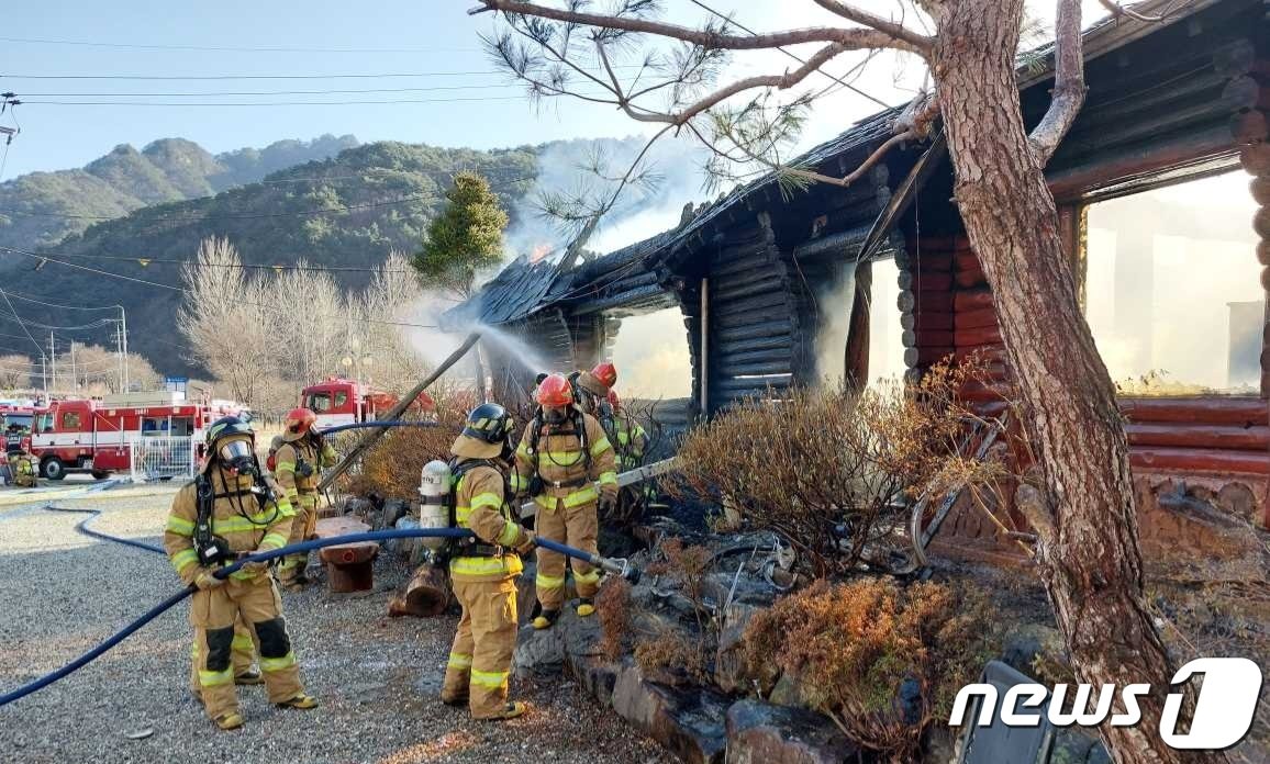 영월 김삿갓면 식당 화재 진화 현장.&#40;강원도소방본부 제공&#41; 2024.3.24/뉴스1