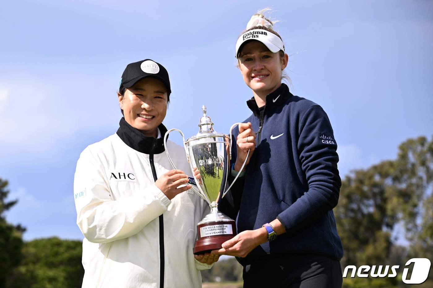 박세리&#40;왼쪽&#41;가 박세리 챔피언십 우승자인 넬리 코다와 포즈를 취하고 있다. ⓒ AFP=뉴스1