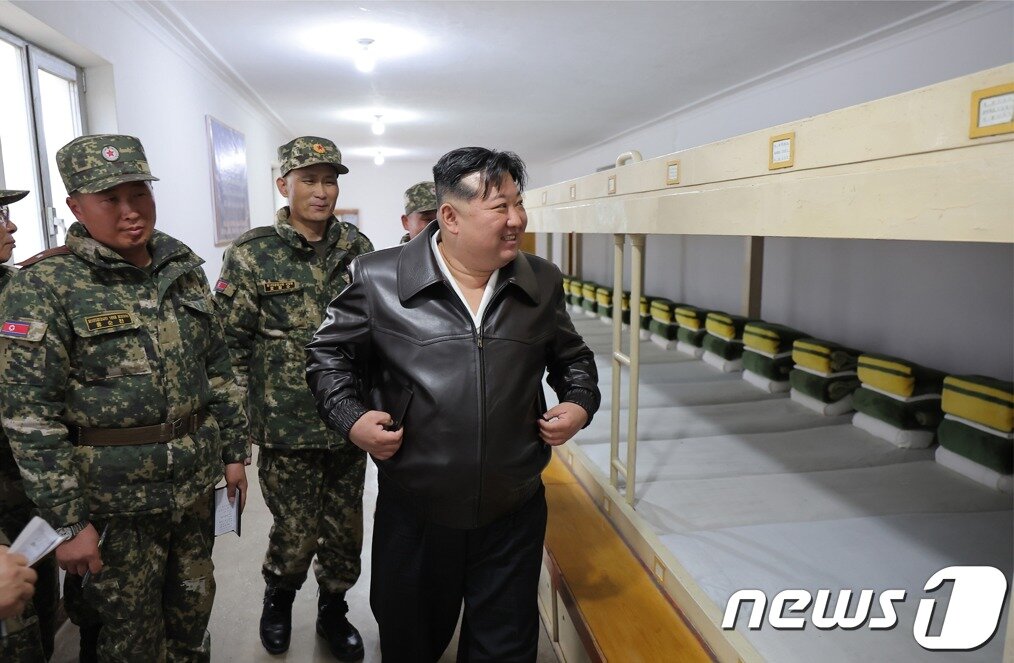 본문 이미지 - &#40;평양 노동신문=뉴스1&#41; = 북한 노동당 기관지 노동신문은 25일 김정은 북한 노동당 총비서가 지난 24일 인민군 근위 서울 류경수 제105탱크 사단 지휘부와 직속 제1탱크 장갑보병연대를 시찰했다고 보도했다. [국내에서만 사용가능. 재배포 금지. DB 금지. For Use Only in the Republic of Korea. Redistribution Prohibited] rodongphoto@news1.kr