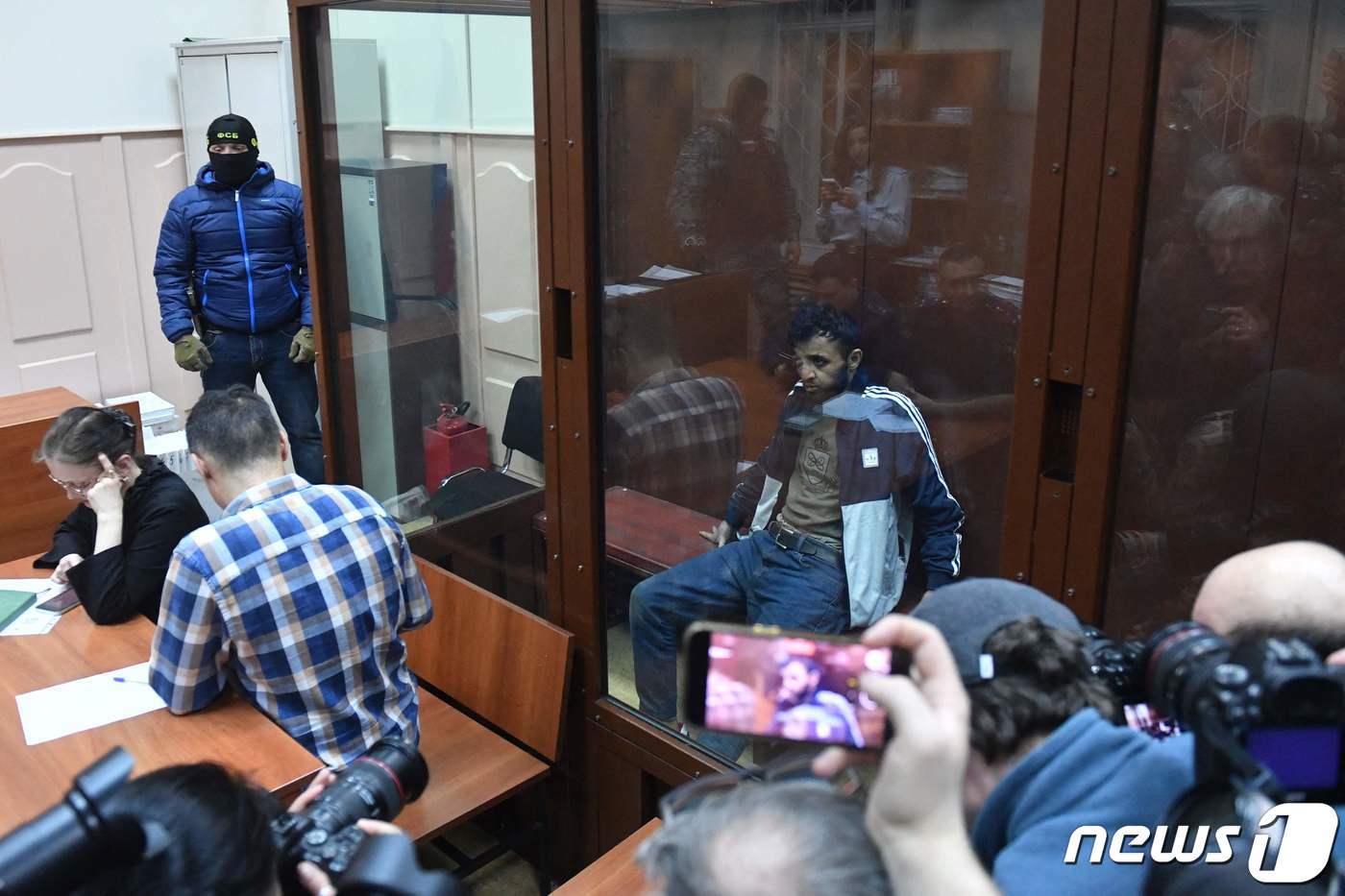 본문 이미지 - 24일 (현지시간) 모스크바 외곽 크라스노고르스크의 크로커스 시티홀 공연장의 최소 137명이 숨진 총격·방화 테러범이 법원에서 미결 구금 심문을 기다리고 있다. 2024. 3. 25 ⓒ AFP=뉴스1 ⓒ News1 우동명 기자