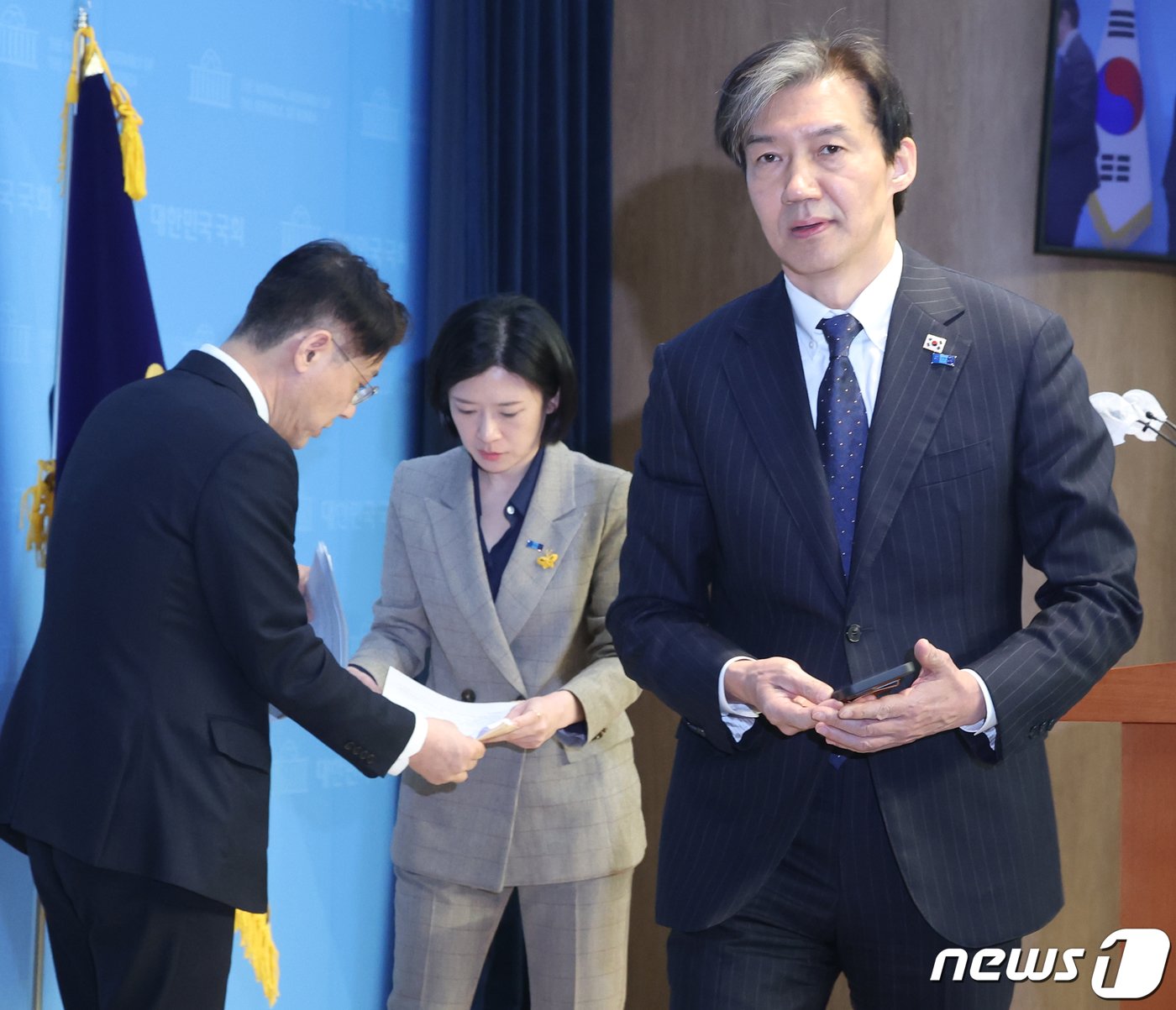 조국 조국혁신당 대표가 25일 서울 여의도 국회 소통관에서 &#39;검찰의 민간인 불법 사찰 고발&#39; 기자회견을 마치고 회견장을 나서고 있다. 2024.3.25/뉴스1 ⓒ News1 송원영 기자