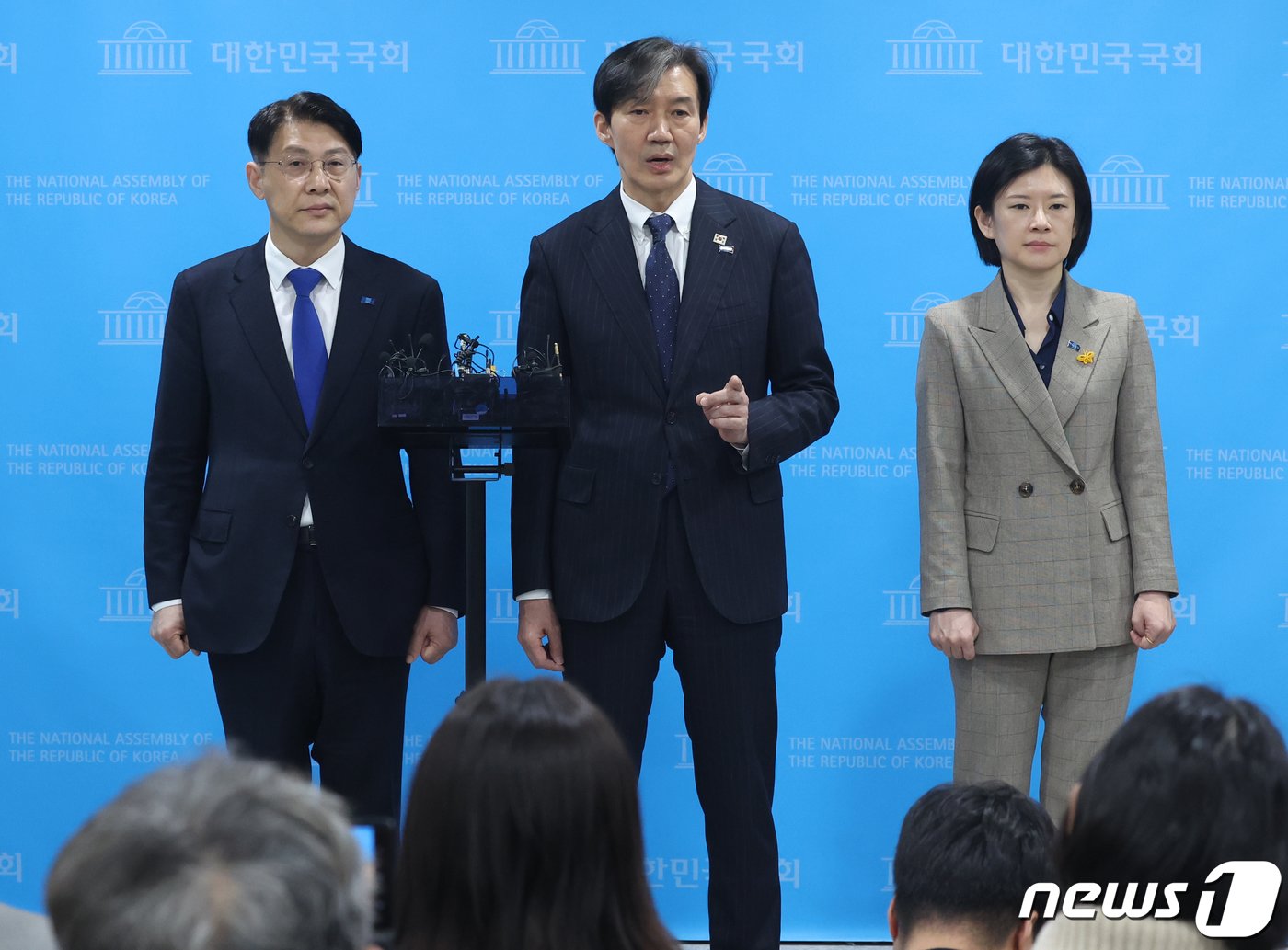 조국 조국혁신당 대표가 25일 서울 여의도 국회 소통관에서 &#39;검찰의 민간인 불법 사찰 고발&#39; 기자회견을 마치고 취재진의 질문을 받고 있다.2024.3.25/뉴스1 ⓒ News1 송원영 기자