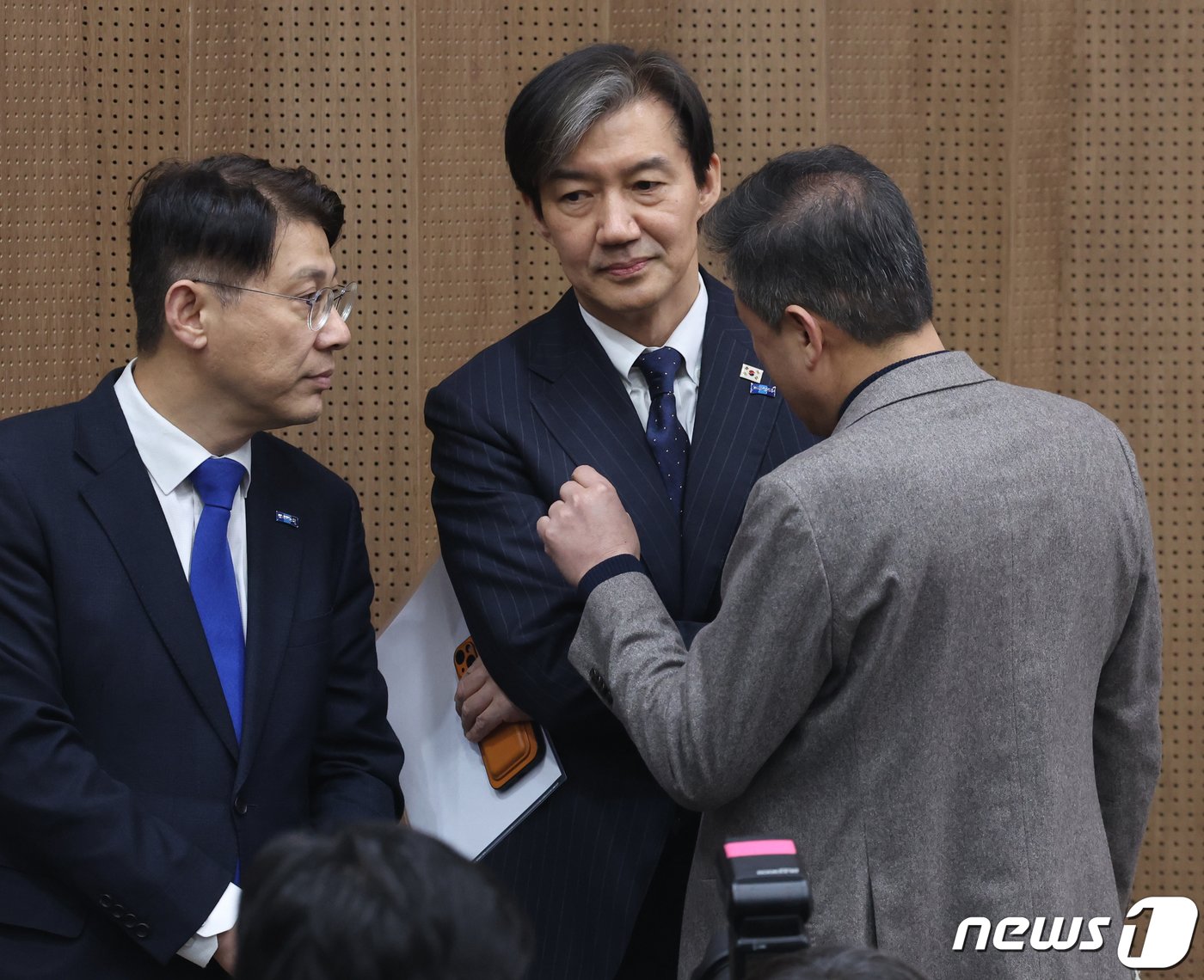 조국 조국혁신당 대표가 25일 서울 여의도 국회 소통관에서 &#39;검찰의 민간인 불법 사찰 고발&#39; 기자회견에서 참석자들과 대화를 하고 있다. 2024.3.25/뉴스1 ⓒ News1 송원영 기자