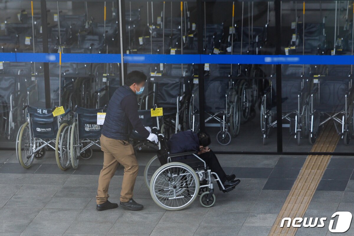 정부의 의대 정원 배분에 반발한 전국 의대 교수들이 집단 사직서 제출을 예고한 25일 서울 시내 대학 병원에 환자가 지나가고 있다. 2024.3.25/뉴스1 © News1 안은나 기자