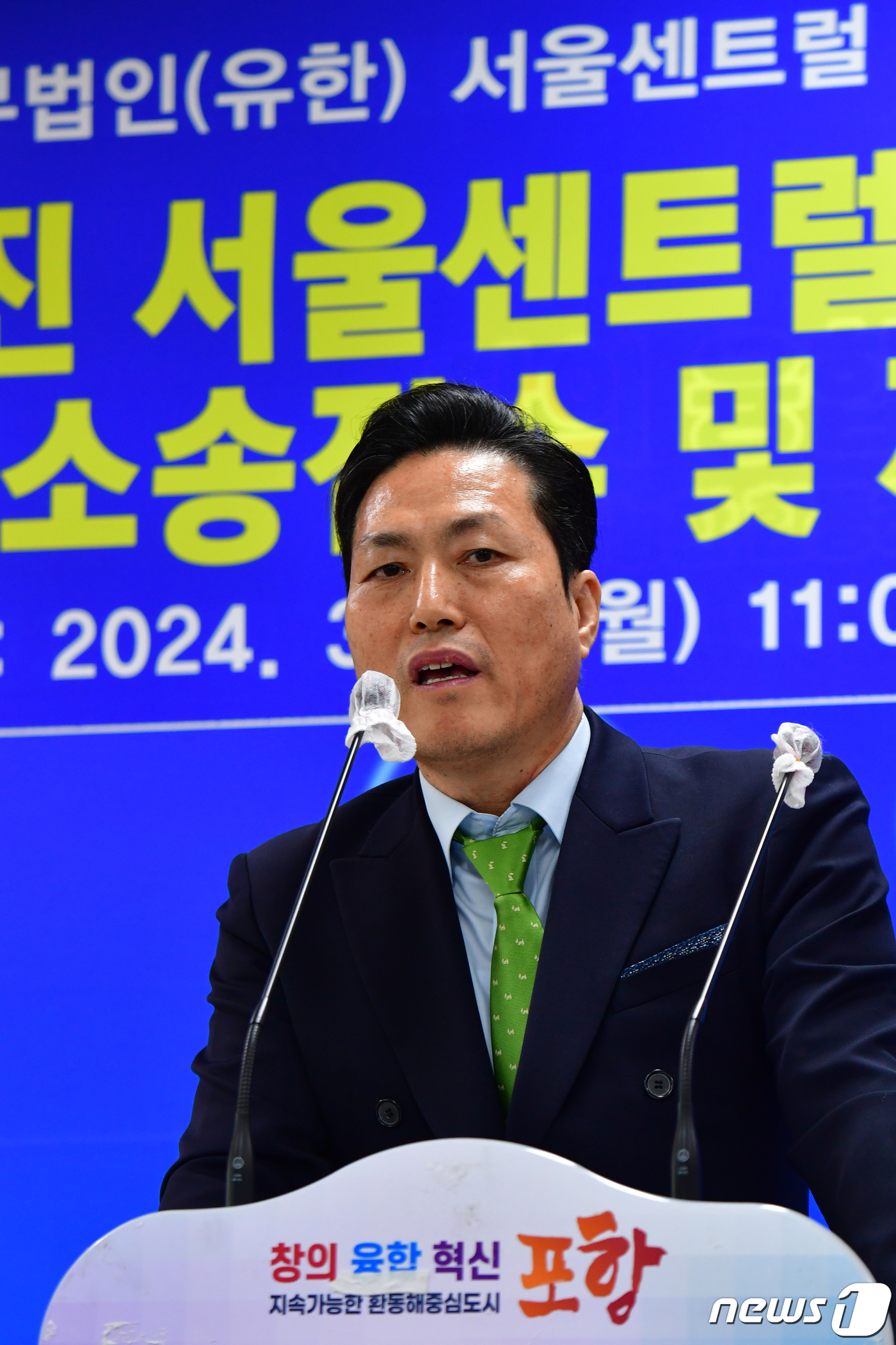 (포항=뉴스1) 최창호 기자 = 이경우 법무법인 서울센트럴 대표 변호사가 25일 경북 포항시청 브리핑룸에서 포항지진 추가 소송 진행 등에 대한 입장을 밝히고 있다.이 변호사는 "2 …